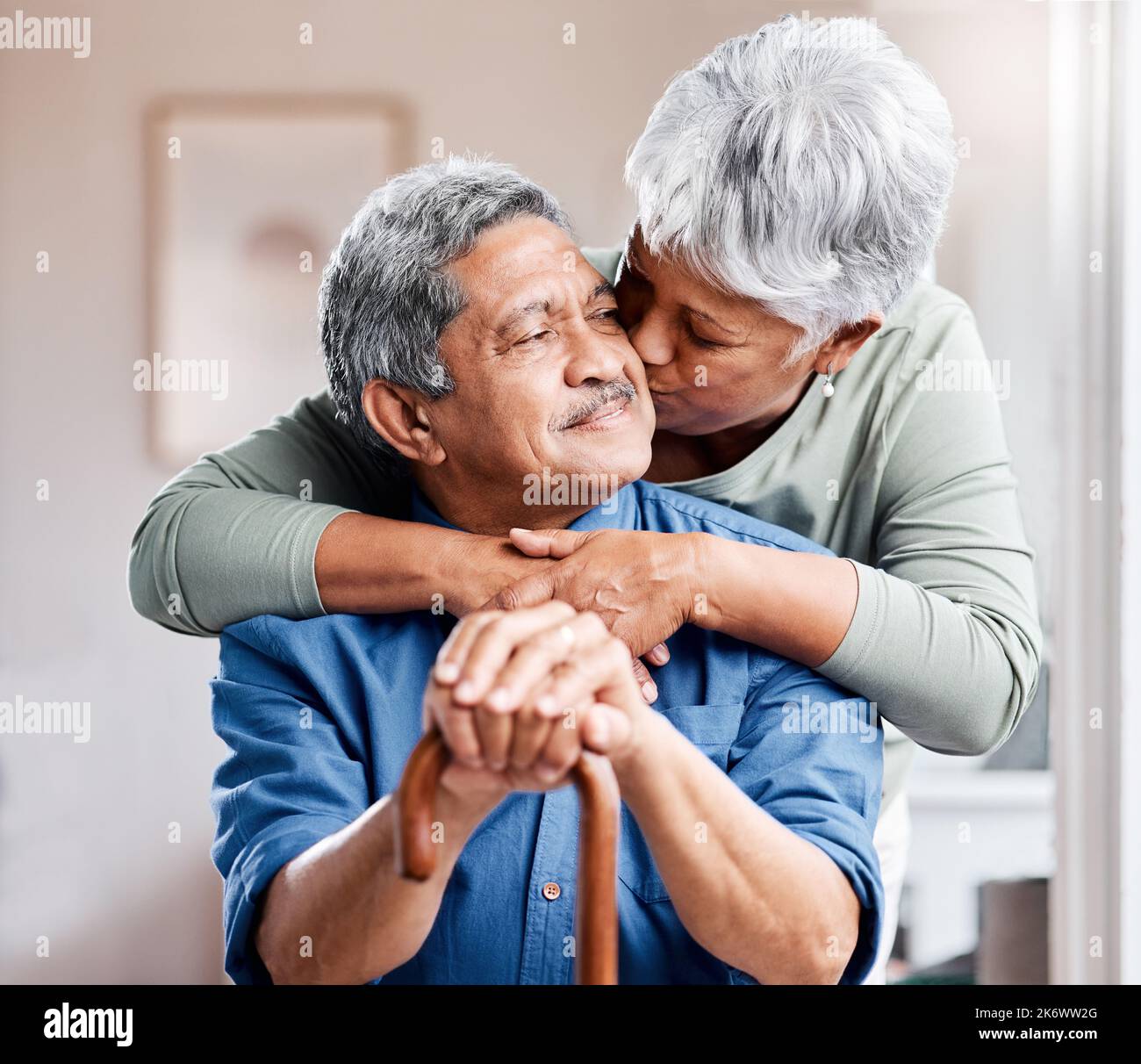 So viele Fragen, die du weggeküsst hast. Ein glückliches Seniorenpaar, das sich zu Hause entspannt. Stockfoto