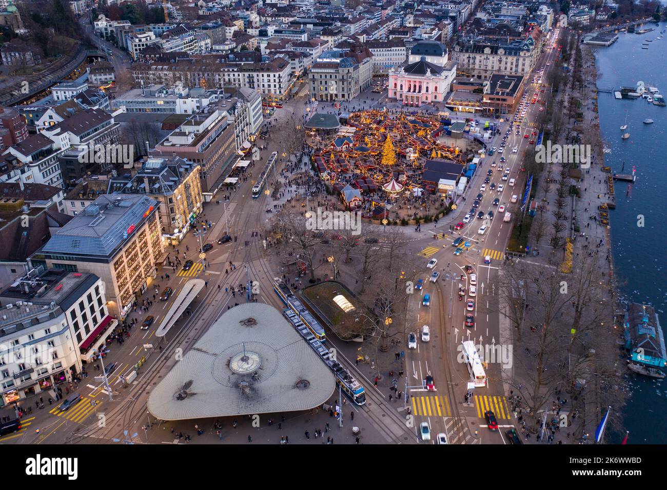 Zürich, Schweiz - Dezember 12 2021: Luftaufnahme des Zürcher Weihnachtsmarktes, dem Wienachtsdorf, das am Bellevue-Platz am See zur gehalten wird Stockfoto