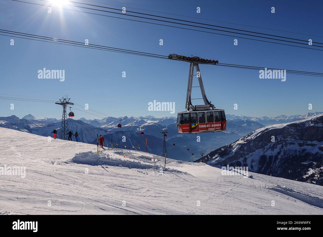Leukerbad, Schweiz - Februar 12 2022: Die Torrent Bahnen-Seilbahn erreicht ihren Terminal im Skigebiet Leukerbad in den Schweizer alpen bei sonnigem Wetter Stockfoto