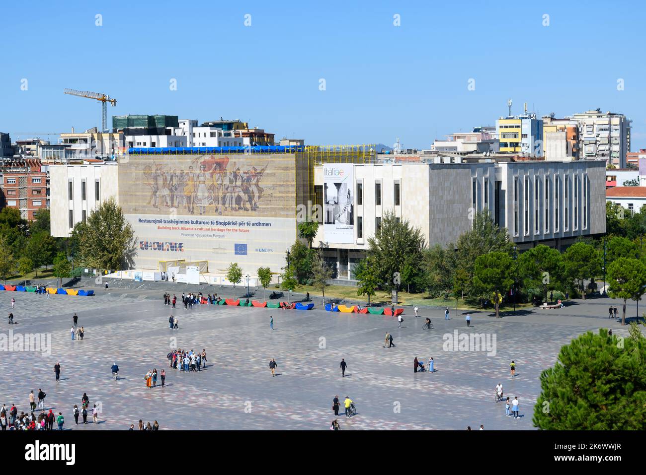 Albaniens nationales Geschichtsmuseum auf dem Skanderbeg-Platz in Tirana, Albanien. Scafoldings für die Restaurierung des Mosaiks die Albaner. Stockfoto