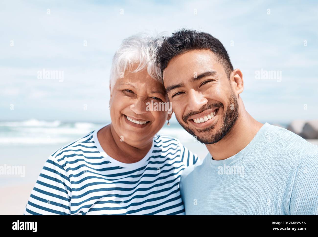 Ich bin so stolz auf meinen Sohn. Ein junger Mann, der mit seiner älteren Mutter den Tag am Strand verbringt. Stockfoto