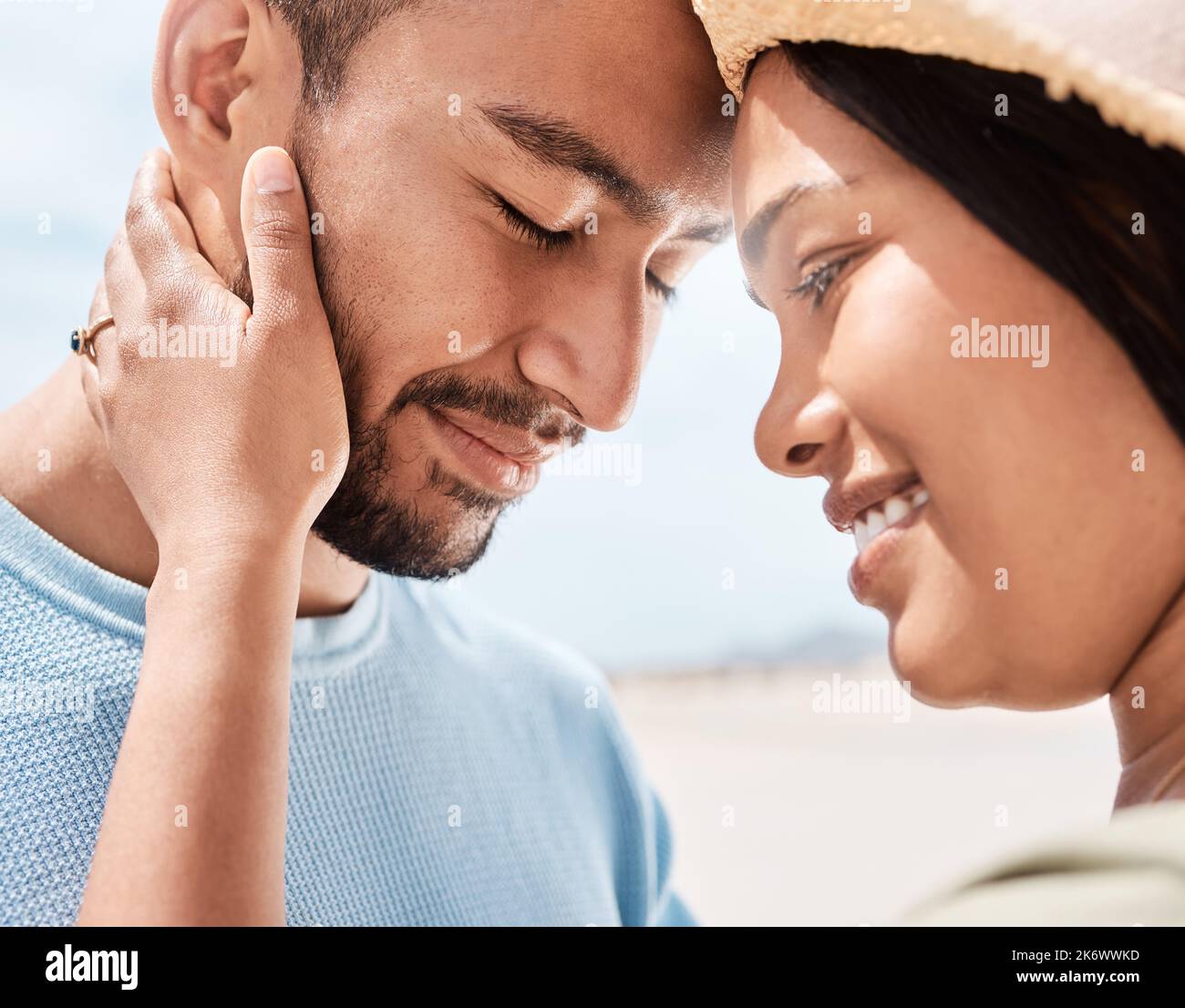 Ich möchte euch für immer so nahe bleiben. Nahaufnahme eines liebevollen Paares, das am Strand steht. Stockfoto