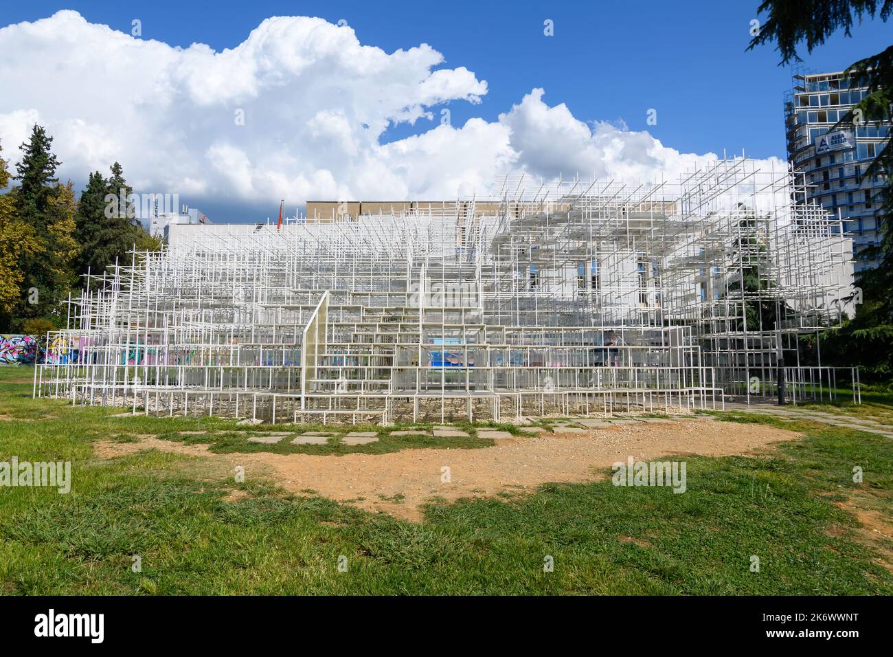 Skulptur Reja, auch bekannt als The Cloud, vom japanischen Architekten und Künstler Sou Fujimoto. Kunstwerke in Tirana, Albanien. Stockfoto
