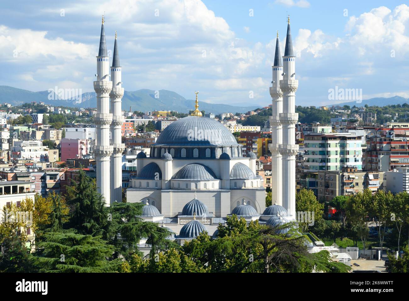 Namazgah Moschee in Tirana, Albanien, auch bekannt als die große Moschee von Tirana. Neue Moschee und auch die größte Moschee auf dem Balkan. Stockfoto