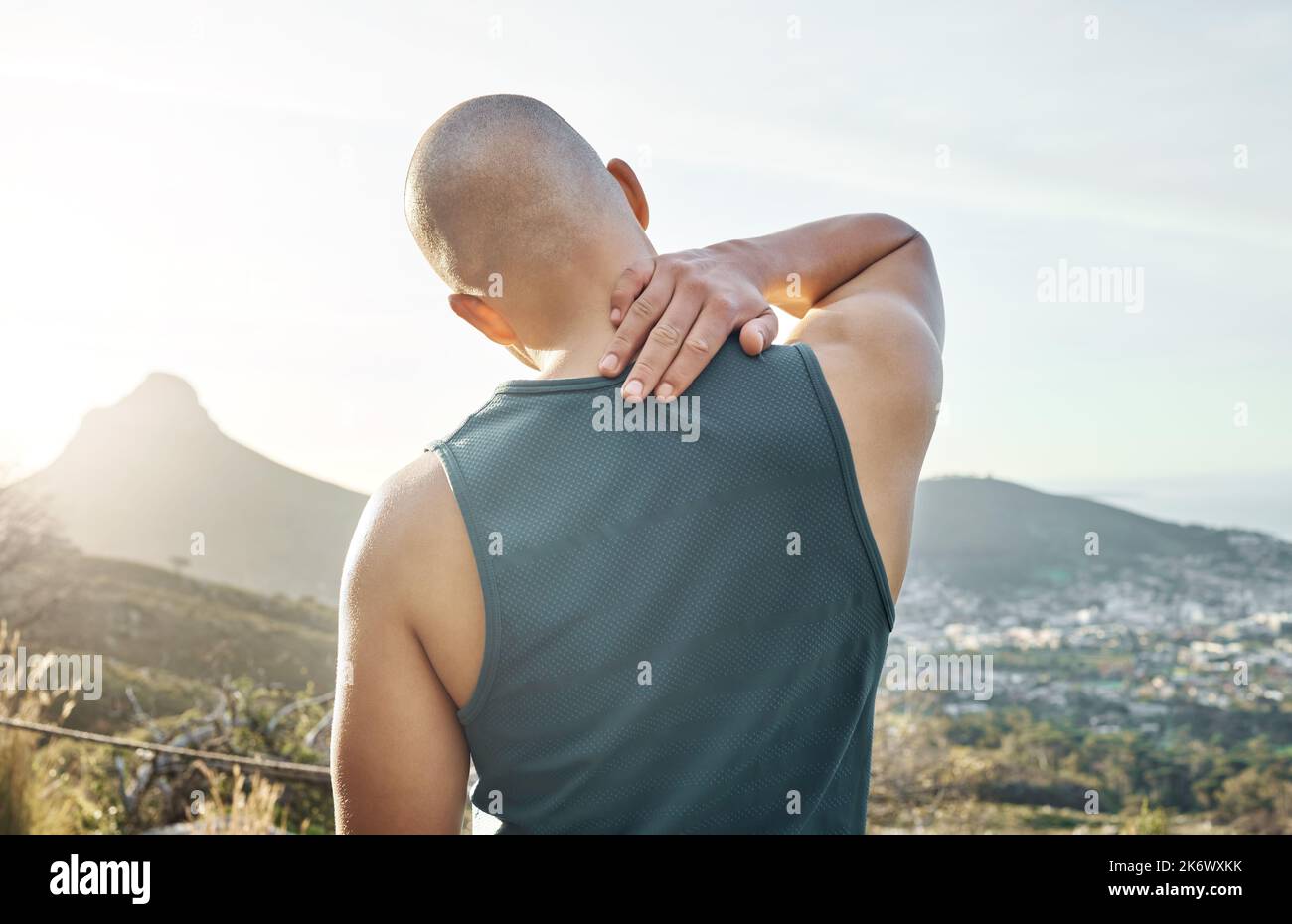 Es ist schon eine Weile her. Ein Mann, der seinen Hals vor Schmerzen hielt, während er unterwegs war. Stockfoto