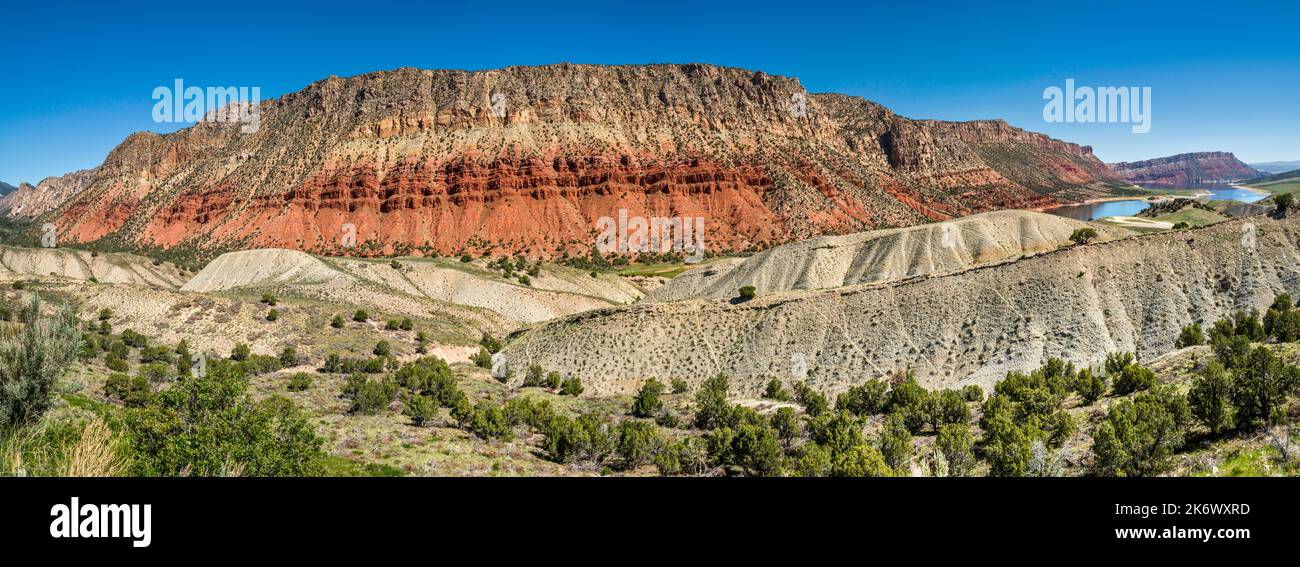 Navajo-Sandstein über den Formationen Chinle und Moenkopi, Klippen über dem Sheep Creek Canyon, Sheep Creek Bay im Flaming Gorge Reservoir in dist, Utah, USA Stockfoto