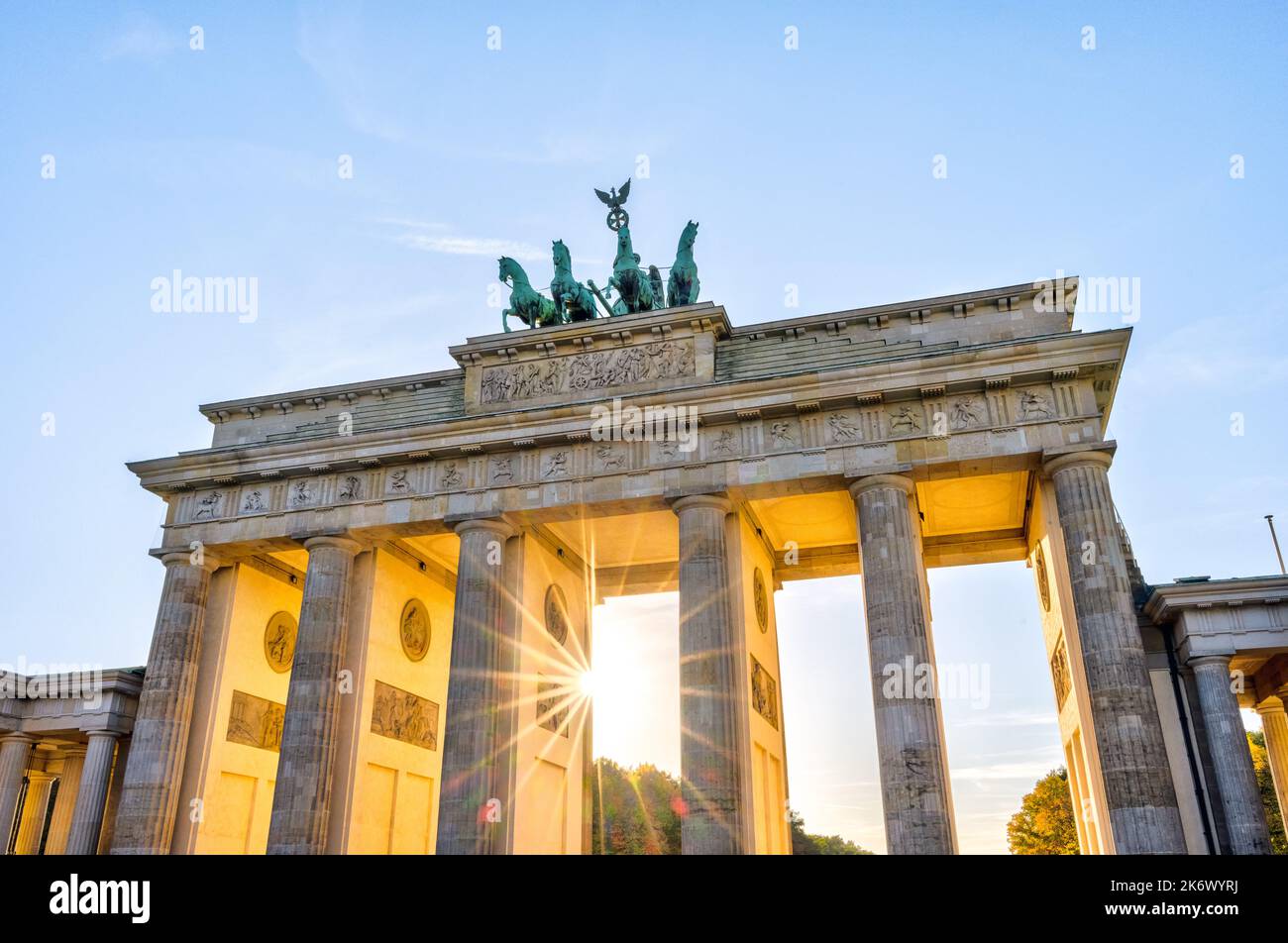Das berühmte Brandenburger Tor in Berlin mit den letzten Sonnenstrahlen vor Sonnenuntergang Stockfoto