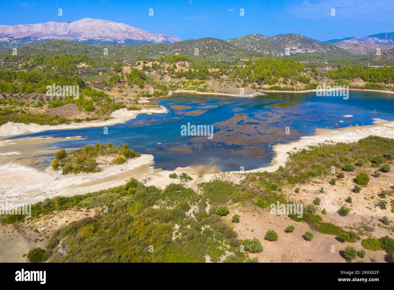 Luftaufnahme des Gadouras-Staudamms. Lösung der wichtigen und entscheidenden Probleme der Wasserversorgung. Rhodos-Insel, Griechenland. Stockfoto