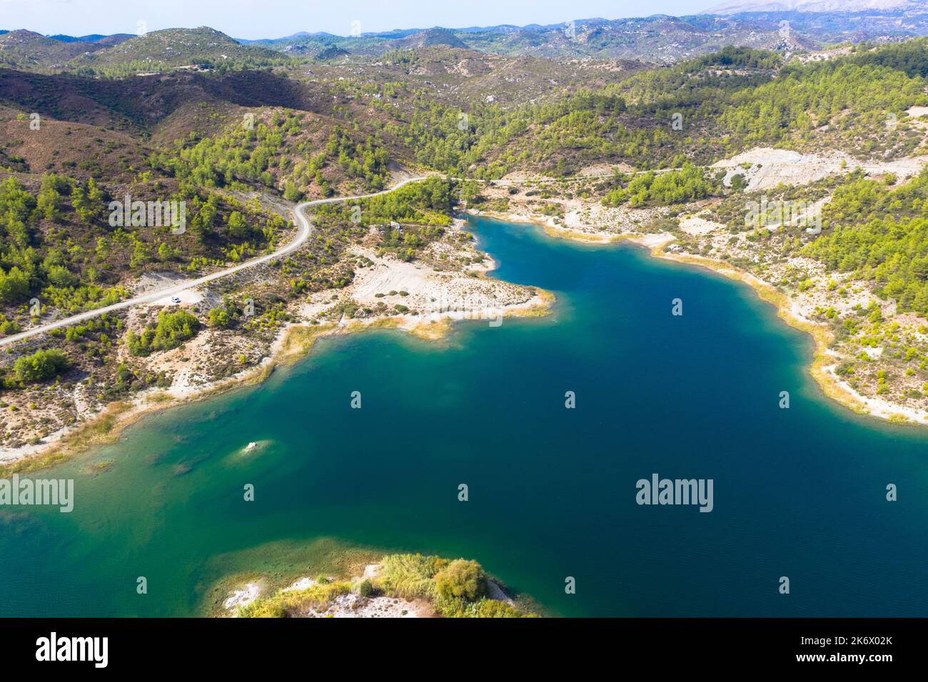 Luftaufnahme des Gadouras-Staudamms. Lösung der wichtigen und entscheidenden Probleme der Wasserversorgung. Rhodos-Insel, Griechenland. Stockfoto