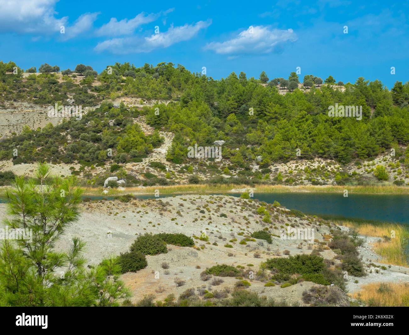 Panoramablick auf den Gadouras-Staudamm. Lösung der wichtigen und entscheidenden Probleme der Wasserversorgung. In der Nähe der Dörfer Lardos und Laerma. Rhodos, Griechenland Stockfoto