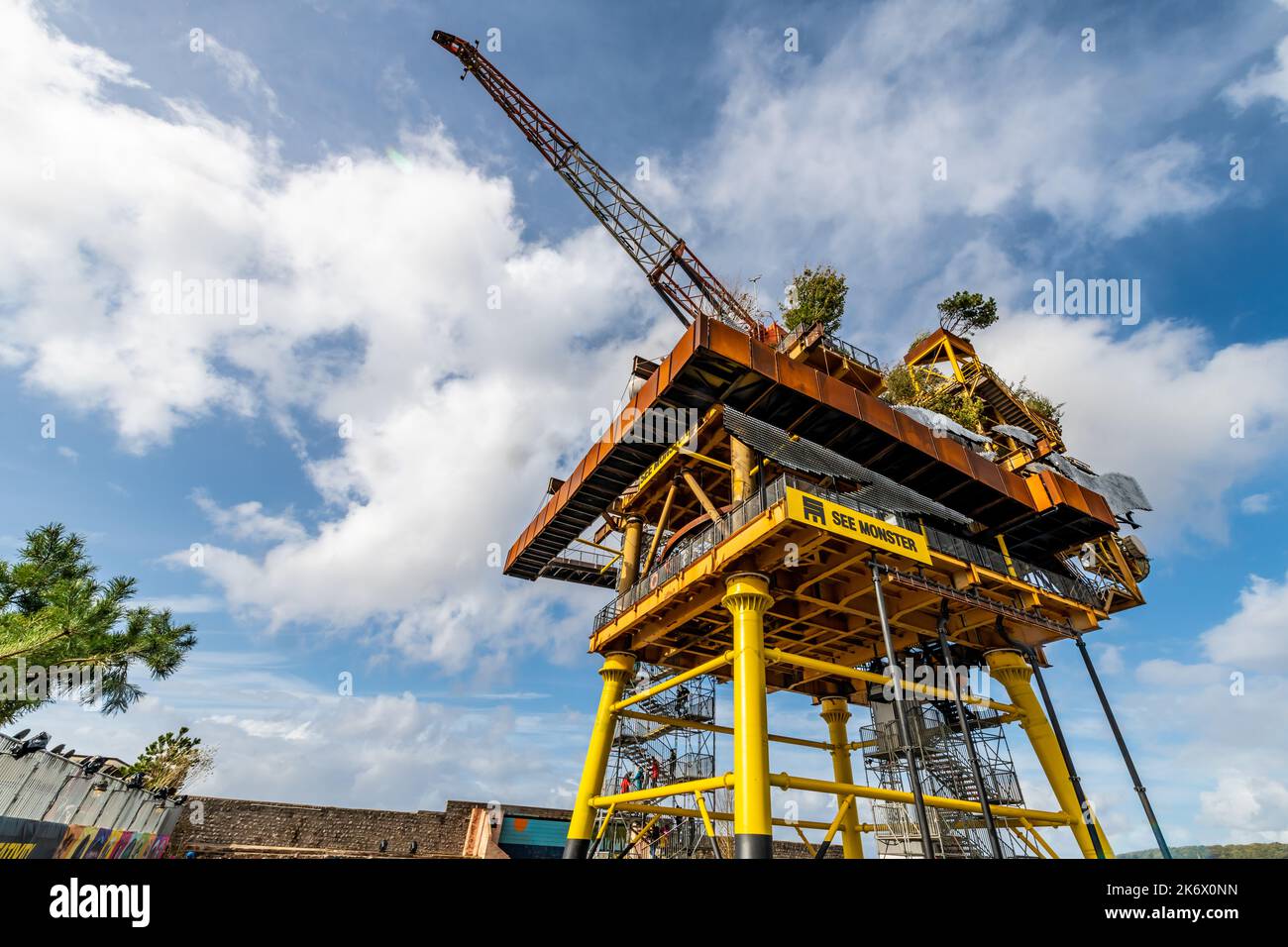 Weston-super-Mare, Großbritannien. Samstag, 15. Oktober 2022. Besucher besuchen und erkunden See Monster: Eine ehemalige Offshore-Plattform der Nordsee, die in Weston-super-Mare zu einer Kunstinstallation umgestaltet wurde. Teil des ausgepackten Kunstfestivals in ganz Großbritannien. Kredit: Thomas Faull/Alamy Live Nachrichten Stockfoto