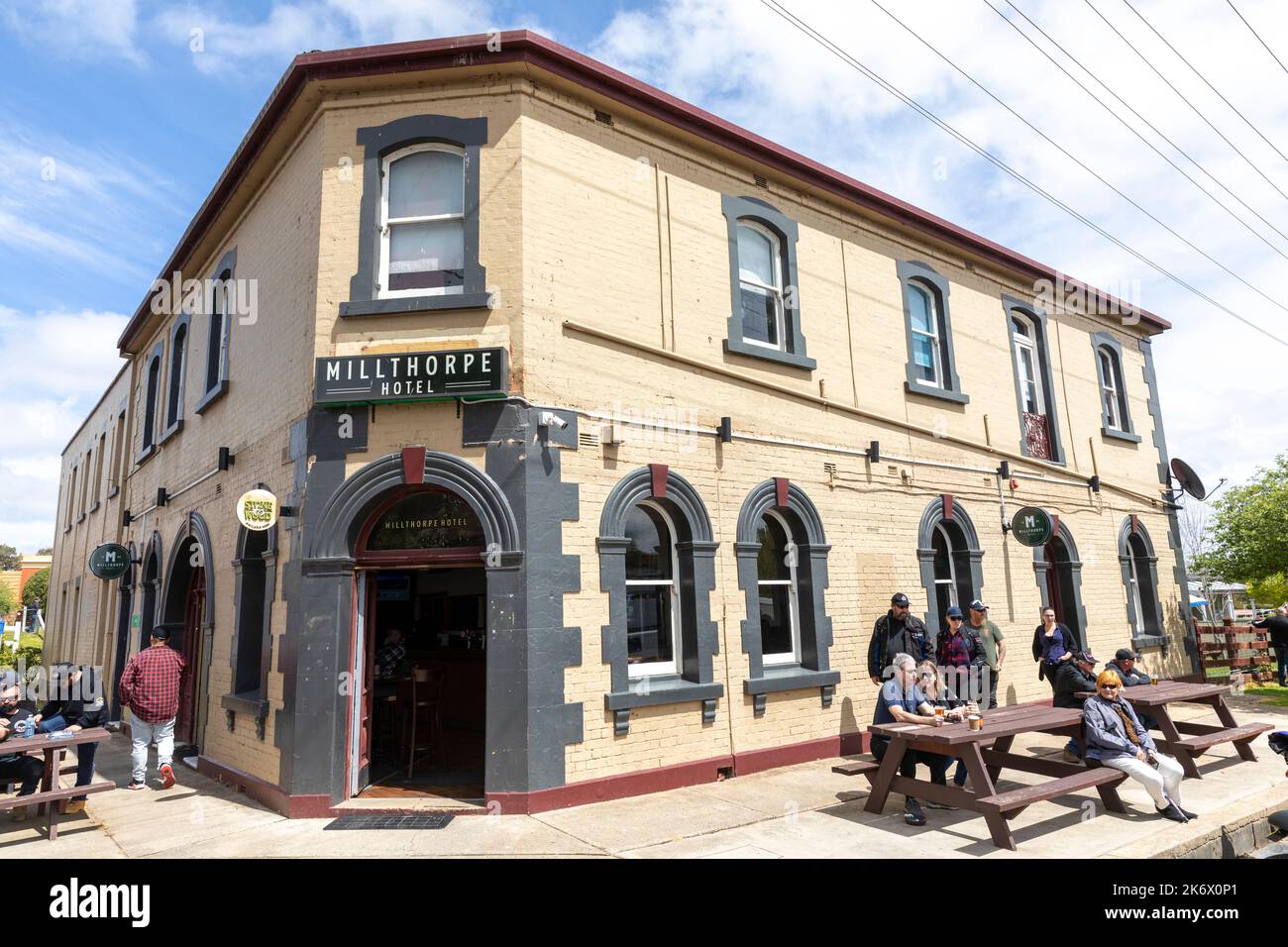 Millthorpe Village Town, Motorradfahrer, die an der Fahrradshow vor dem örtlichen Pub Bar Hotel im zentralen Westen von NSW, Australien, teilnehmen Stockfoto