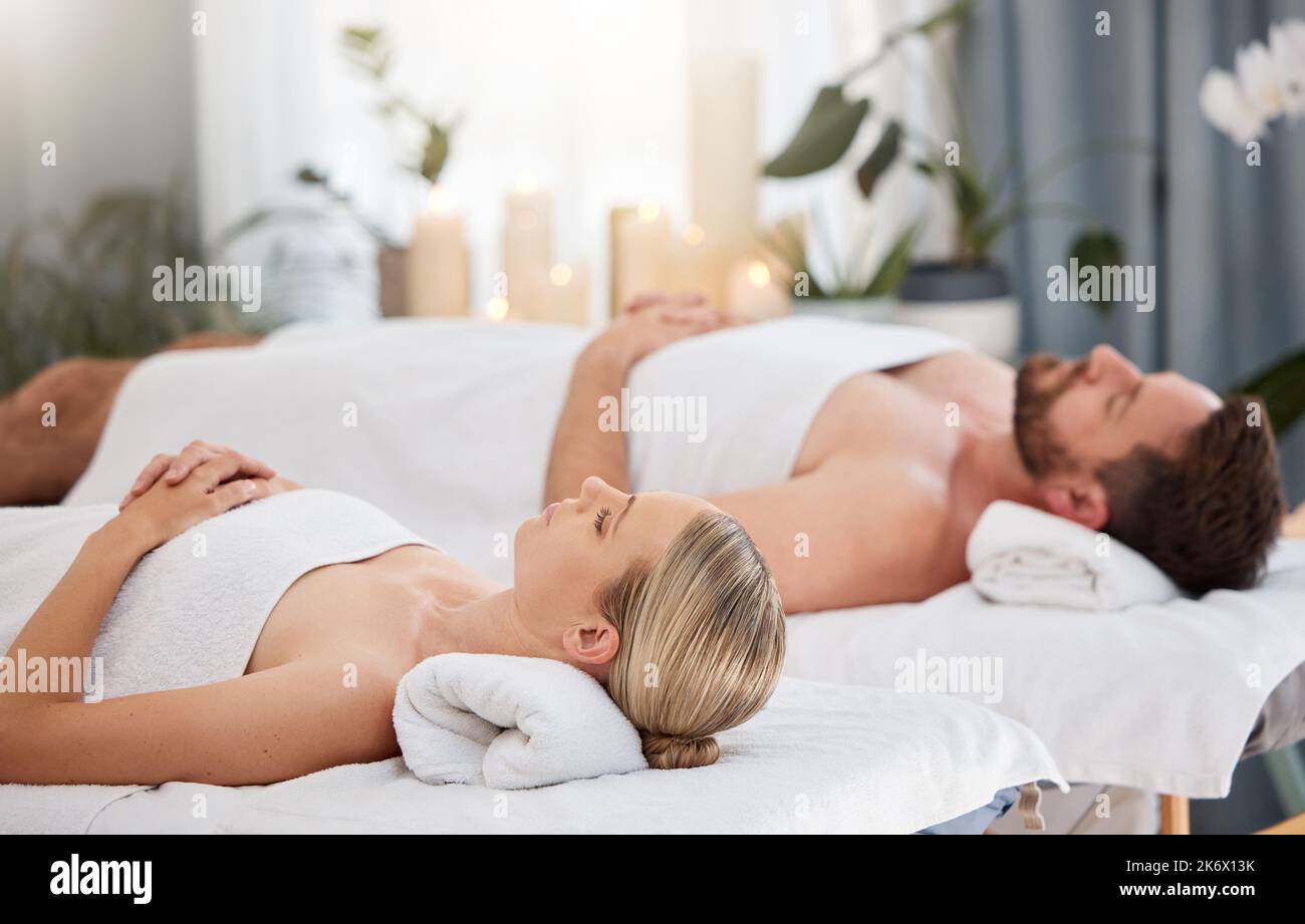 Jeder Tag ist ein toller Tag für einen Spa-Tag. Ein Paar genießt einen Tag im Spa. Stockfoto