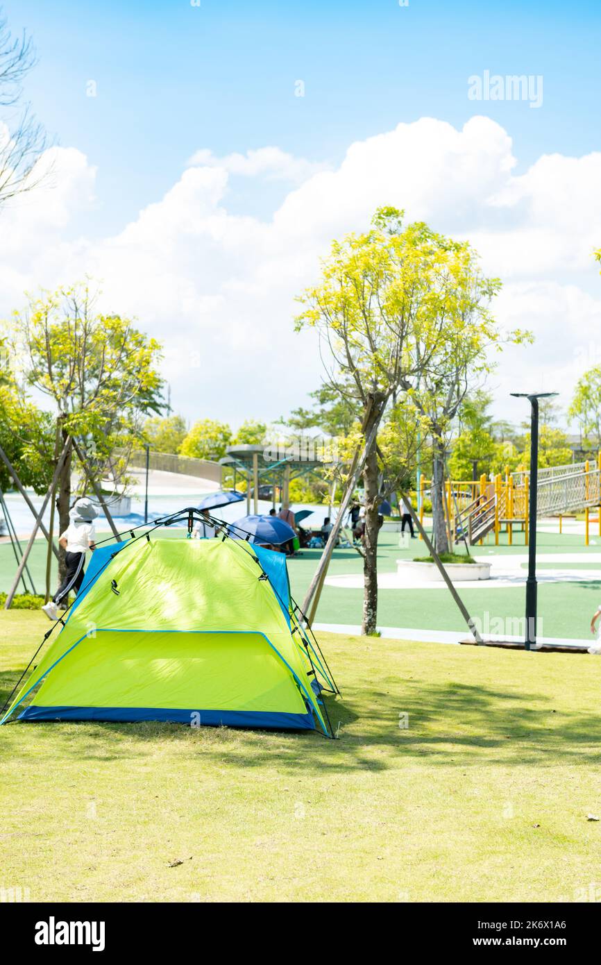 Camping-Zelt in der Outdoor-vertikalen Zusammensetzung Stockfoto
