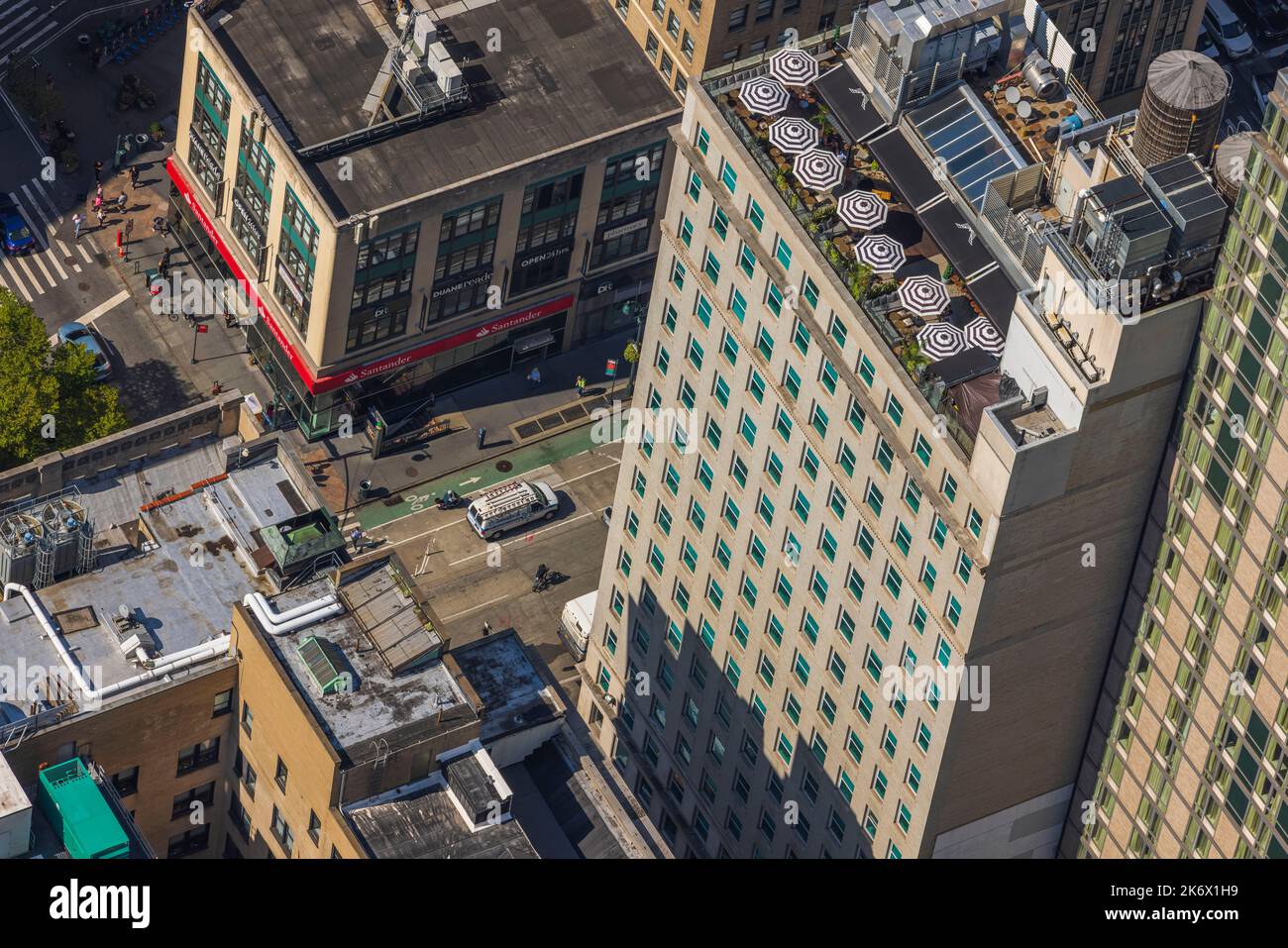 Wunderschöner Blick von oben vom Wolkenkratzer auf den Straßen von Manhattan in New York. New York. USA. Stockfoto