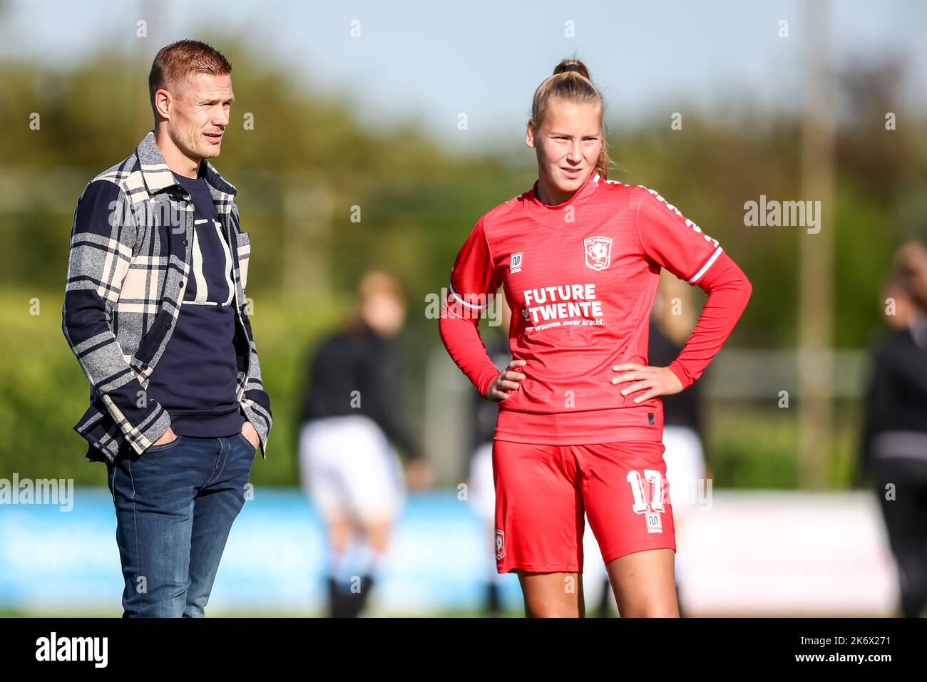 HEERENVEEN, NIEDERLANDE - 16. OKTOBER: Trainer Joran Pot vom FC Twente, Fieke Kroese vom FC Twente während des Spiels der Eredivisie Vrouwen zwischen dem SC Heerenveen und dem FC Twente im Sportpark Skoatterwald am 16. Oktober 2022 in Heerenveen, Niederlande (Foto: Pieter van der Woude/Orange Picts) Quelle: Orange Pics BV/Alamy Live News Stockfoto