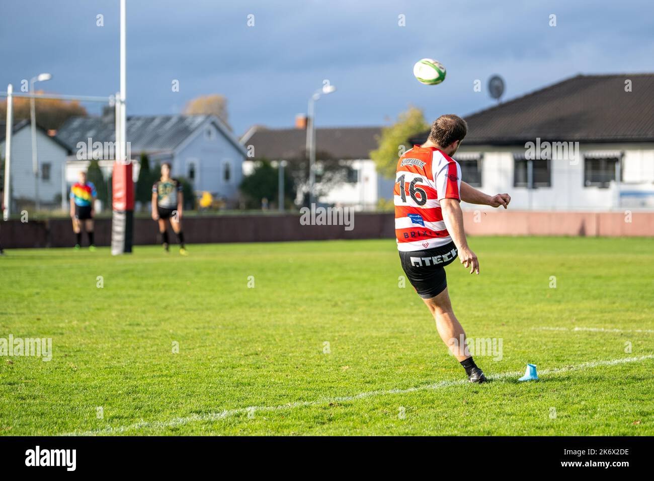 Schwedisches Meisterschaftsfinale im Rugby Allsvenskan-Spiel zwischen Spartacus Rugby Club (rot-weiß) und Erikslund Rugby Stockfoto