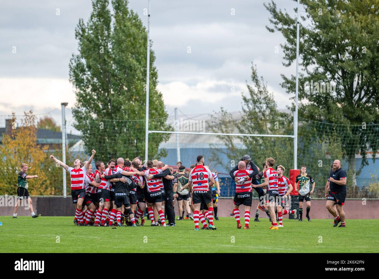 Schwedisches Meisterschaftsfinale im Rugby Allsvenskan-Spiel zwischen Spartacus Rugby Club (rot-weiß) und Erikslund Rugby Stockfoto