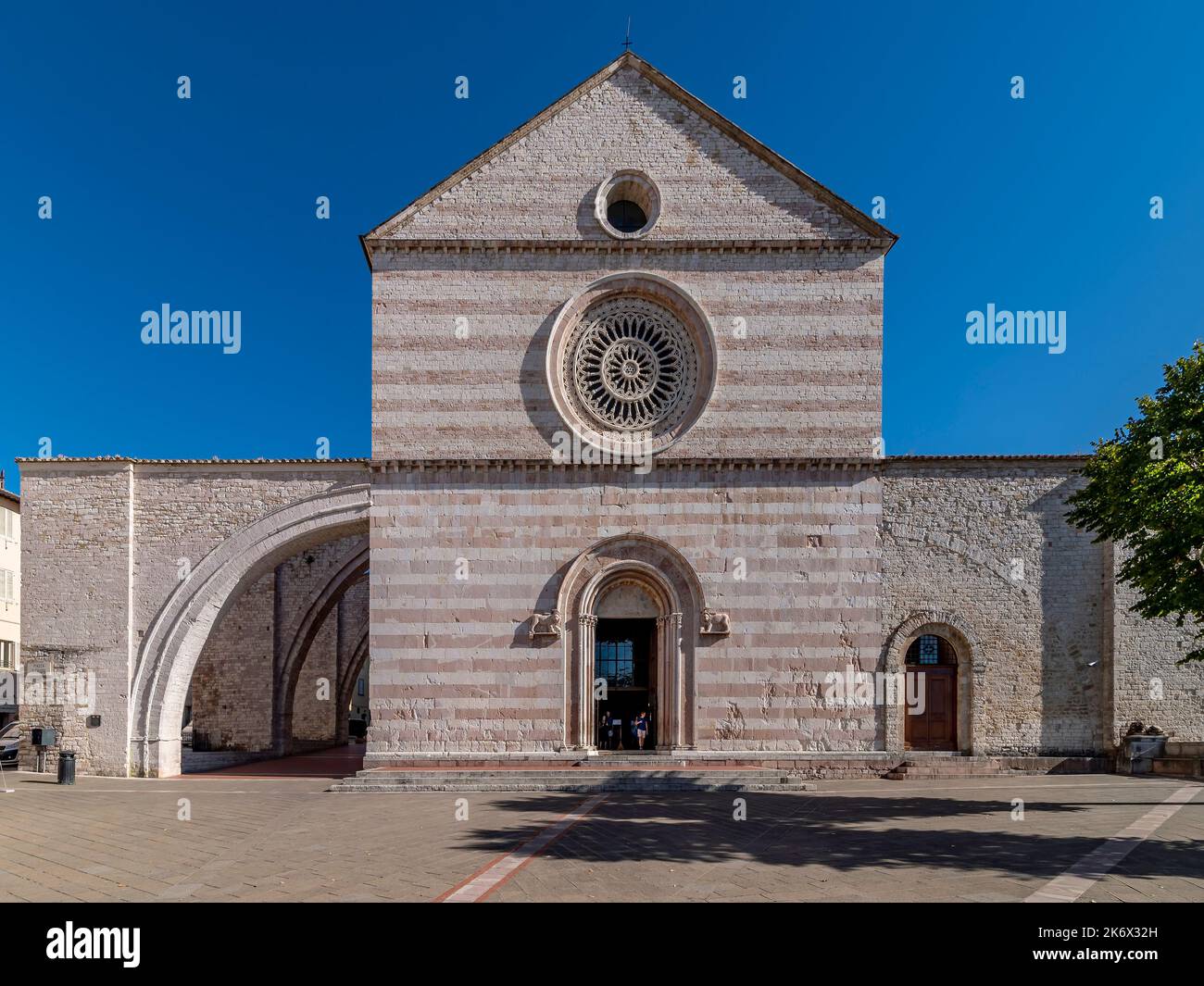 Die alte Basilika von Santa Chiara, Assisi, Perugia, Italien, an einem sonnigen Tag Stockfoto