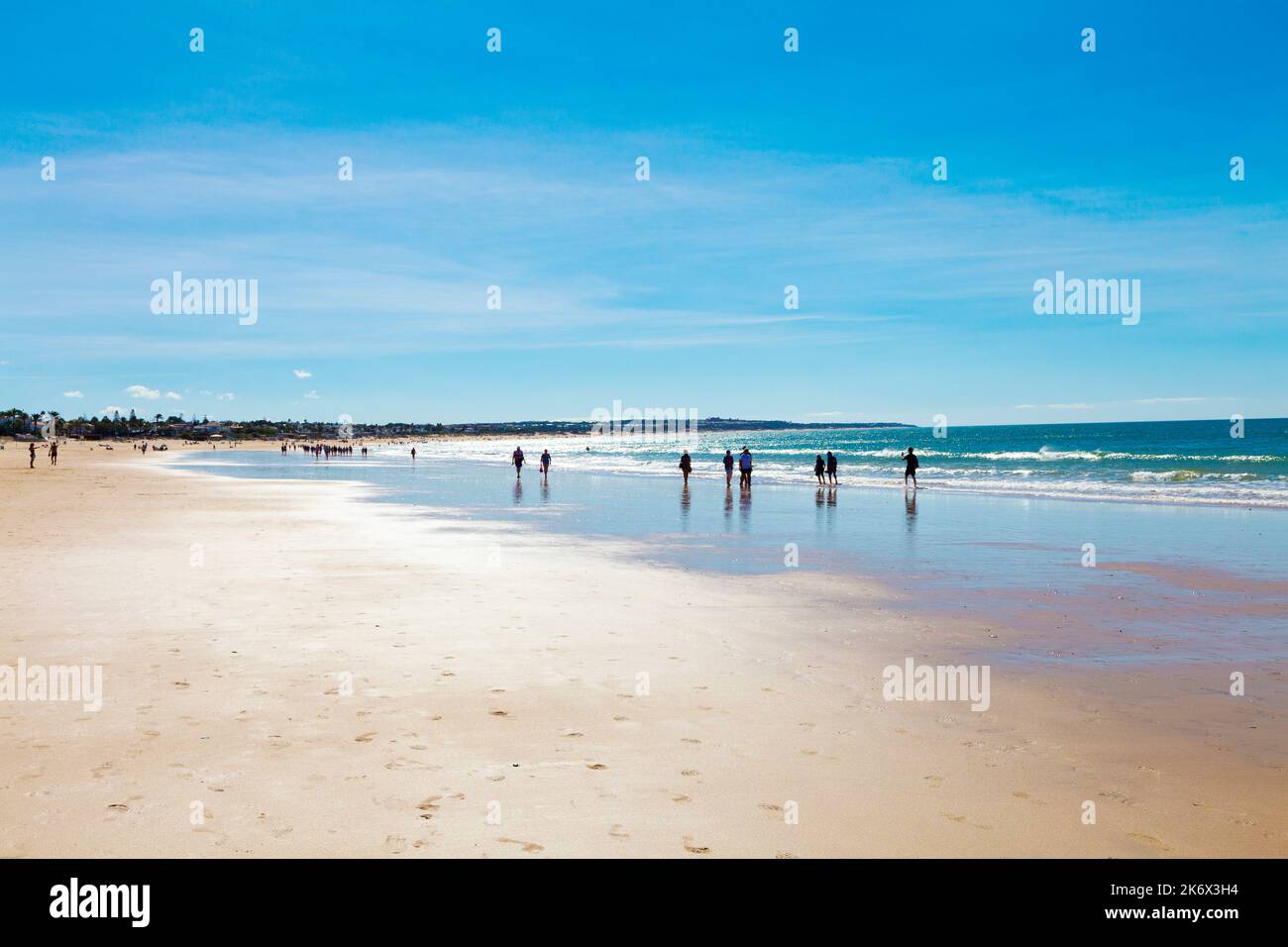 Leute, die den Playa de la Barrosa, Cadi, Spanien, hinunterlaufen Stockfoto