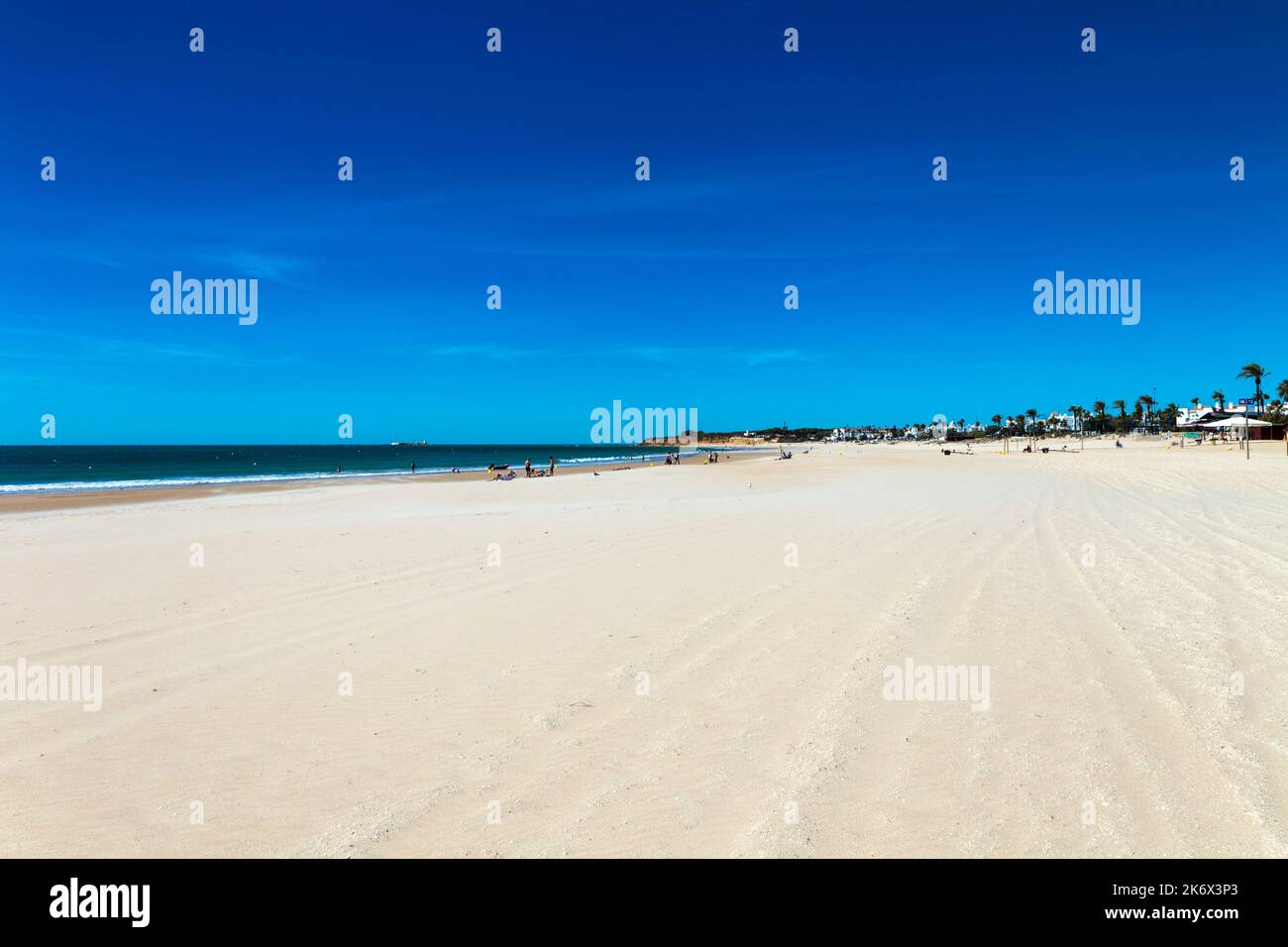 Weißer Sand und blauer Himmel am Playa de la Barrosa, Costa de la Luz, Cadiz, Spanien Stockfoto