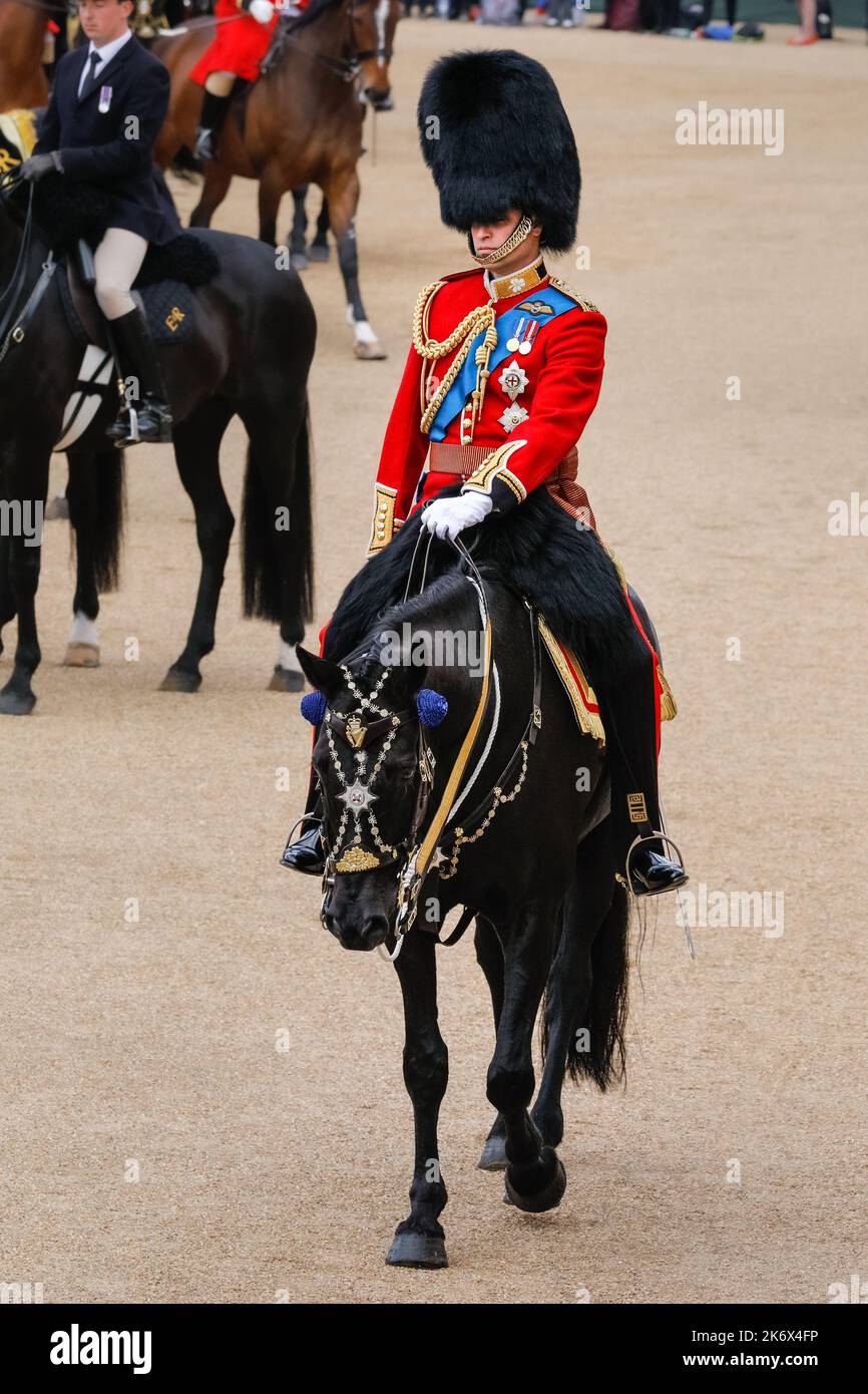 Prinz William, jetzt Prinz von Wales, in zeremonieller Uniform der Irischen Garde zu Pferd, The Colonel's Review, Trooping the Color, London Stockfoto