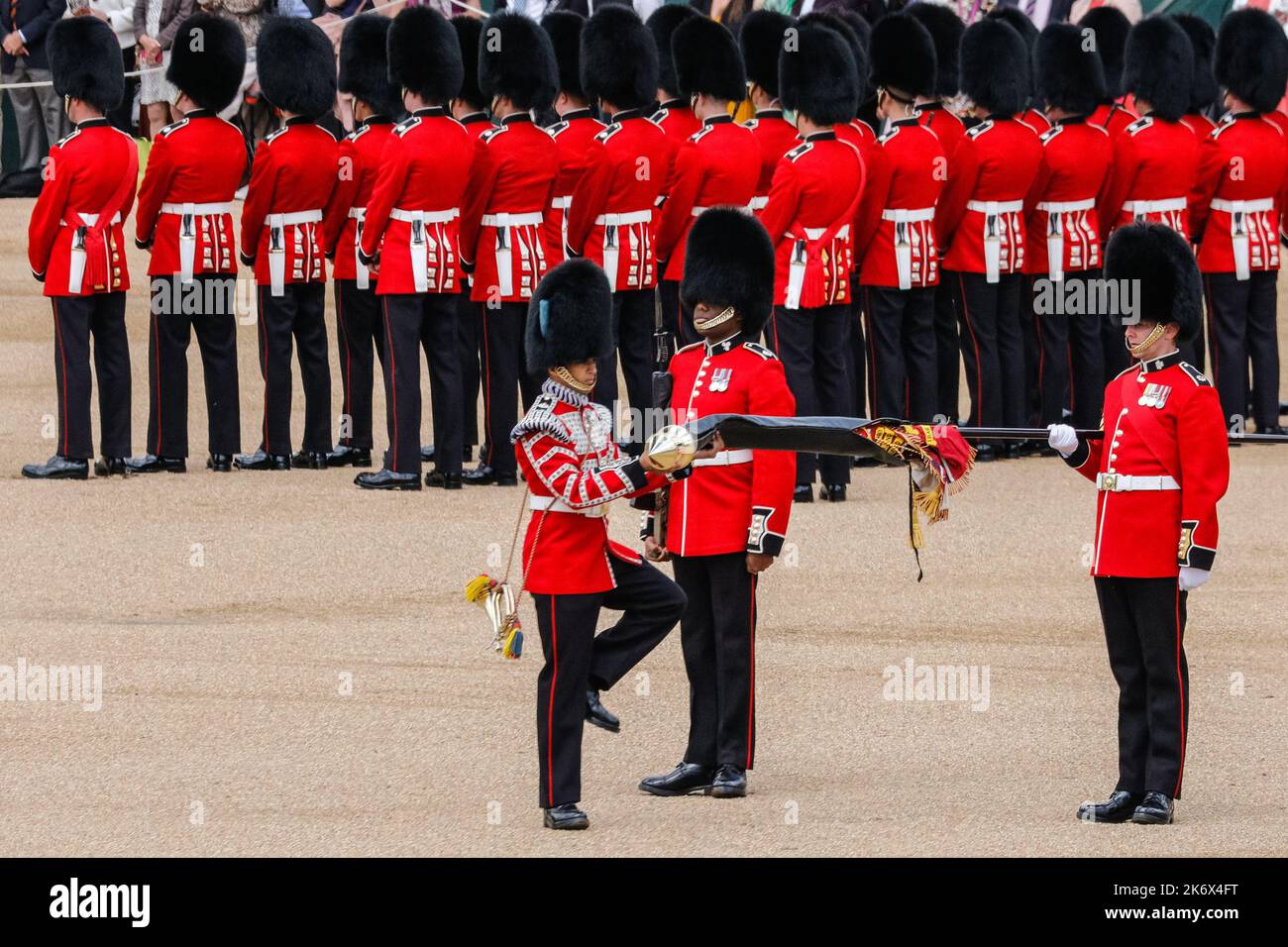 Unrolling the Color, The Colonel's Review, Trooping the Color, London, England, VEREINIGTES KÖNIGREICH Stockfoto