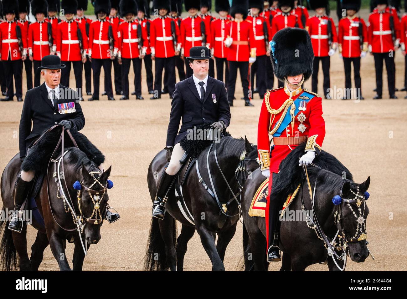 Prinz William, jetzt Prinz von Wales, inspiziert die Linie in zeremonieller Uniform zu Pferd, The Colonel's Review, Trooping the Color, London Stockfoto