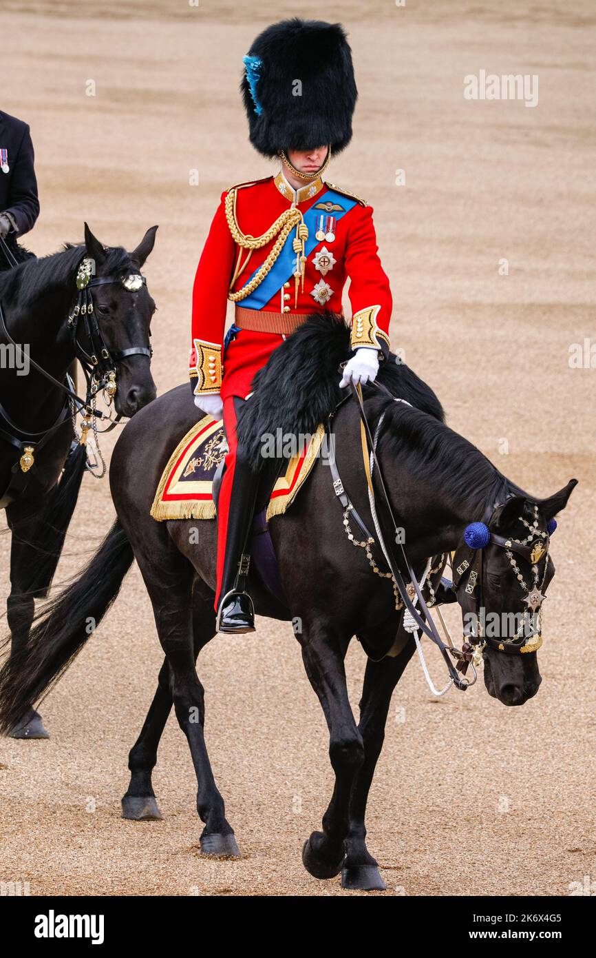 Prinz William, jetzt Prinz von Wales, in zeremonieller Uniform der Irischen Garde zu Pferd, The Colonel's Review, Trooping the Color, London Stockfoto