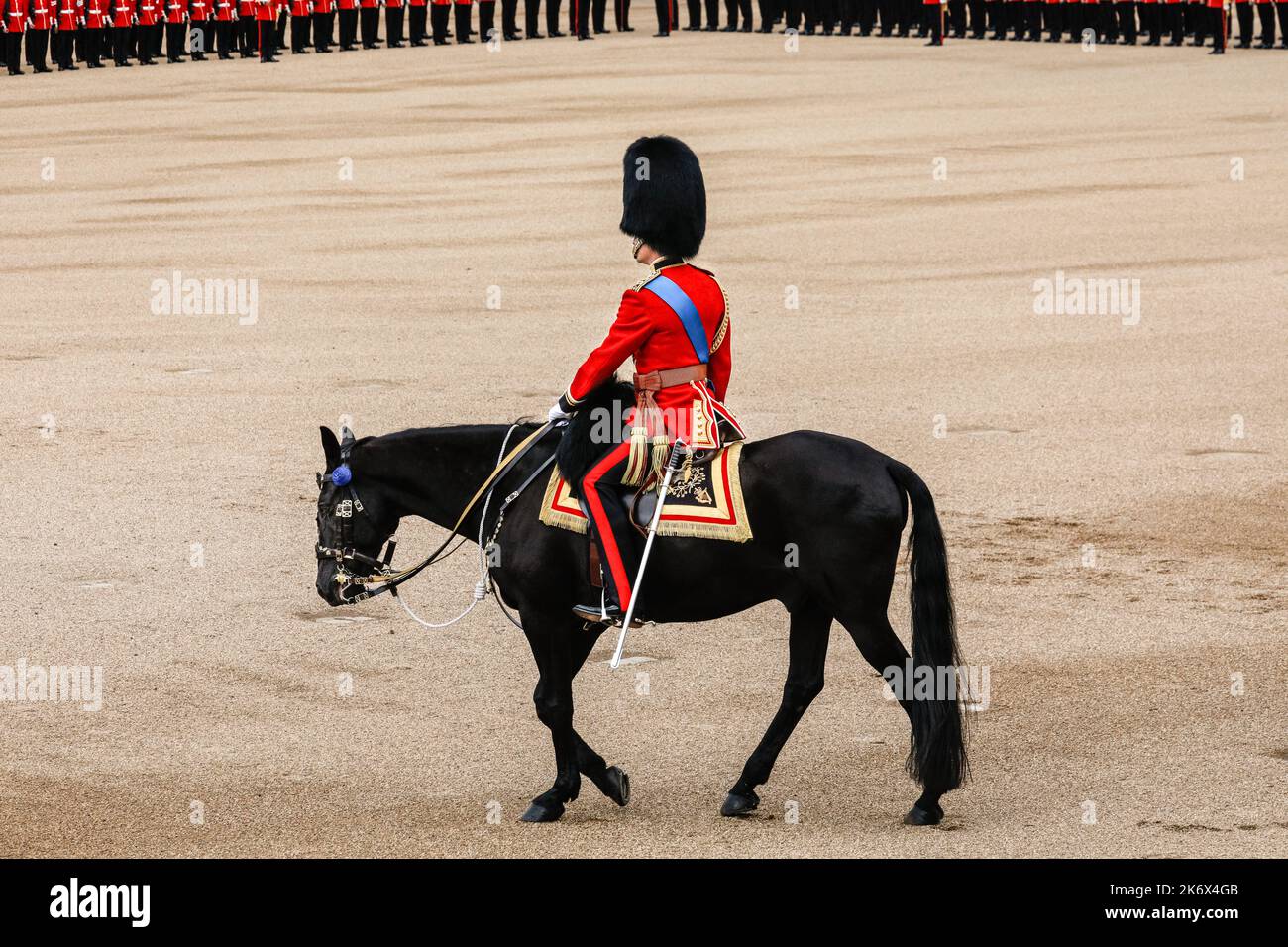 Prinz William, jetzt Prinz von Wales, inspiziert die Linie in zeremonieller Uniform zu Pferd, The Colonel's Review, Trooping the Color, London Stockfoto