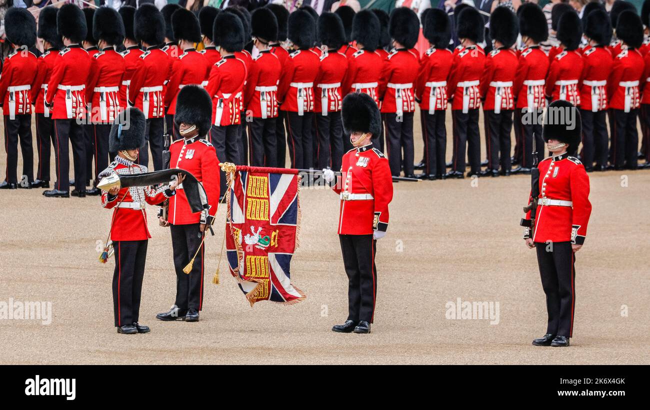 Unrolling the Color, The Colonel's Review, Trooping the Color, London, England, VEREINIGTES KÖNIGREICH Stockfoto