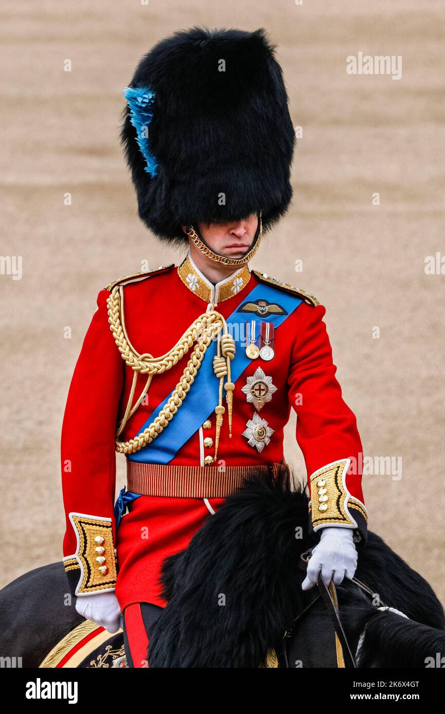 Prinz William, jetzt Prinz von Wales, in zeremonieller Uniform der Irischen Garde zu Pferd, The Colonel's Review, Trooping the Color, London Stockfoto