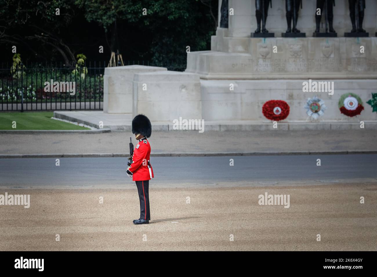 Ein britischer Soldat steht Wache bei der Colonels Review, Trooping the Color, London Stockfoto