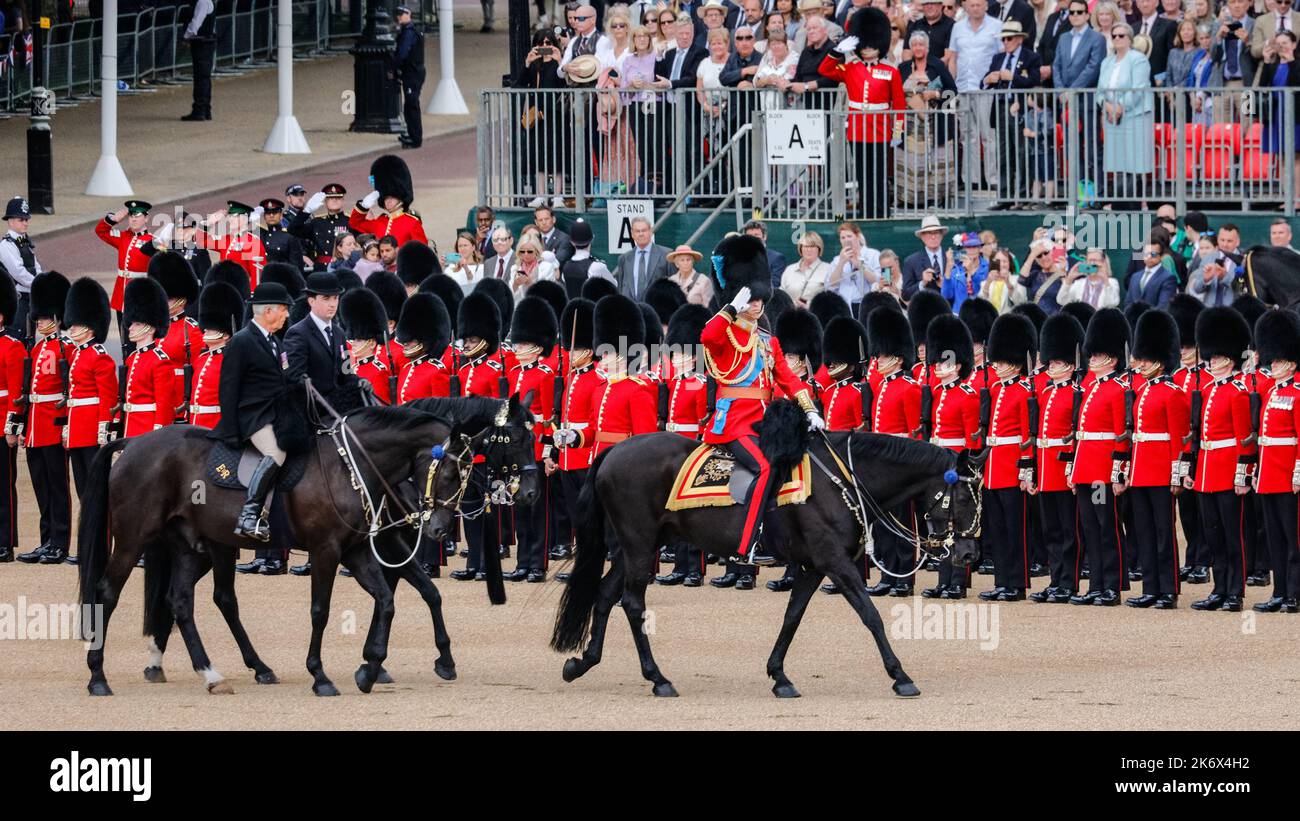 Prinz William, jetzt Prinz von Wales, inspiziert die Linie in zeremonieller Uniform zu Pferd, The Colonel's Review, Trooping the Color, London Stockfoto