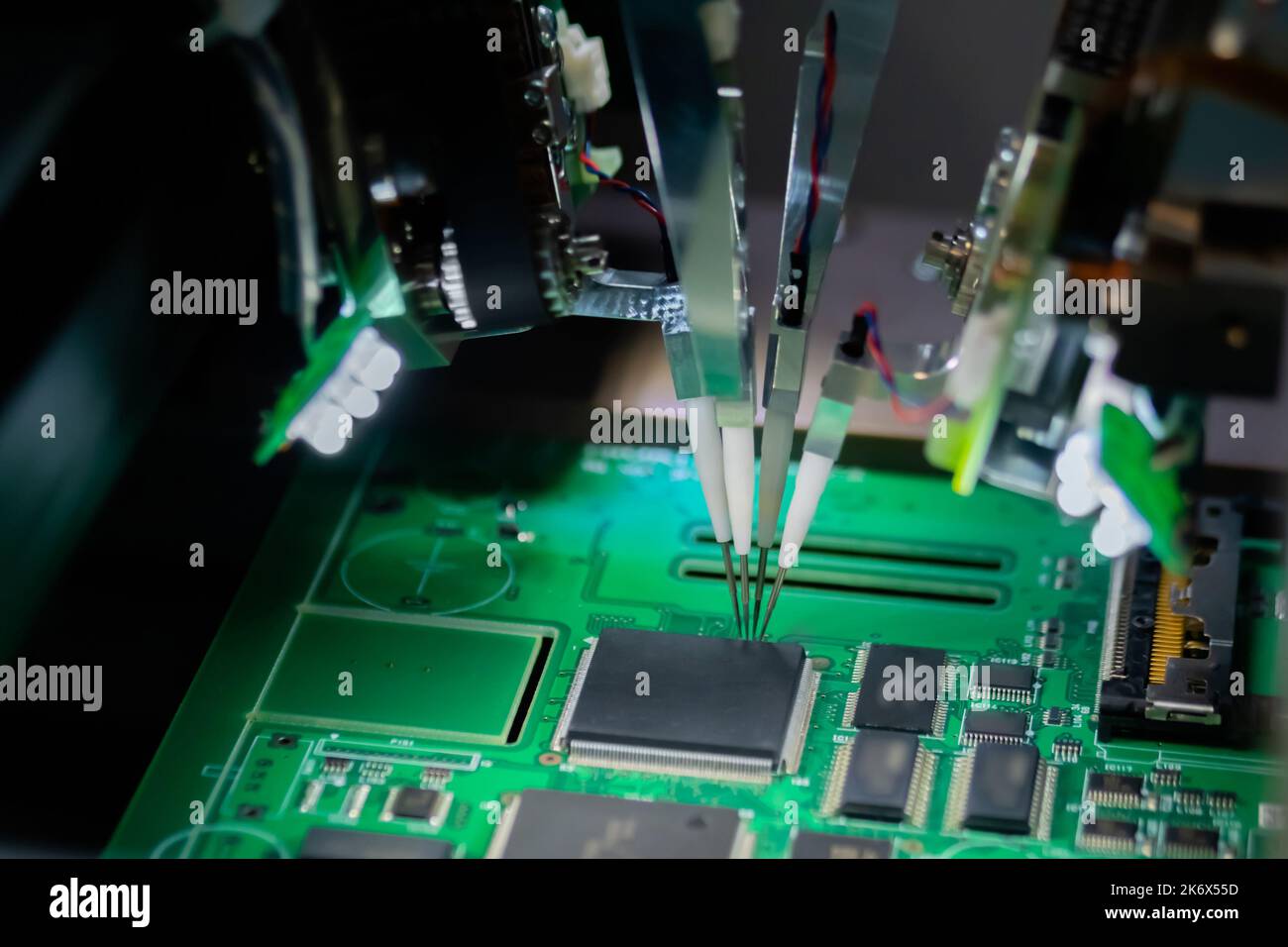 Qualitätsprüfung von Leiterplatten - Flying Probe Test Im Werk Stockfoto