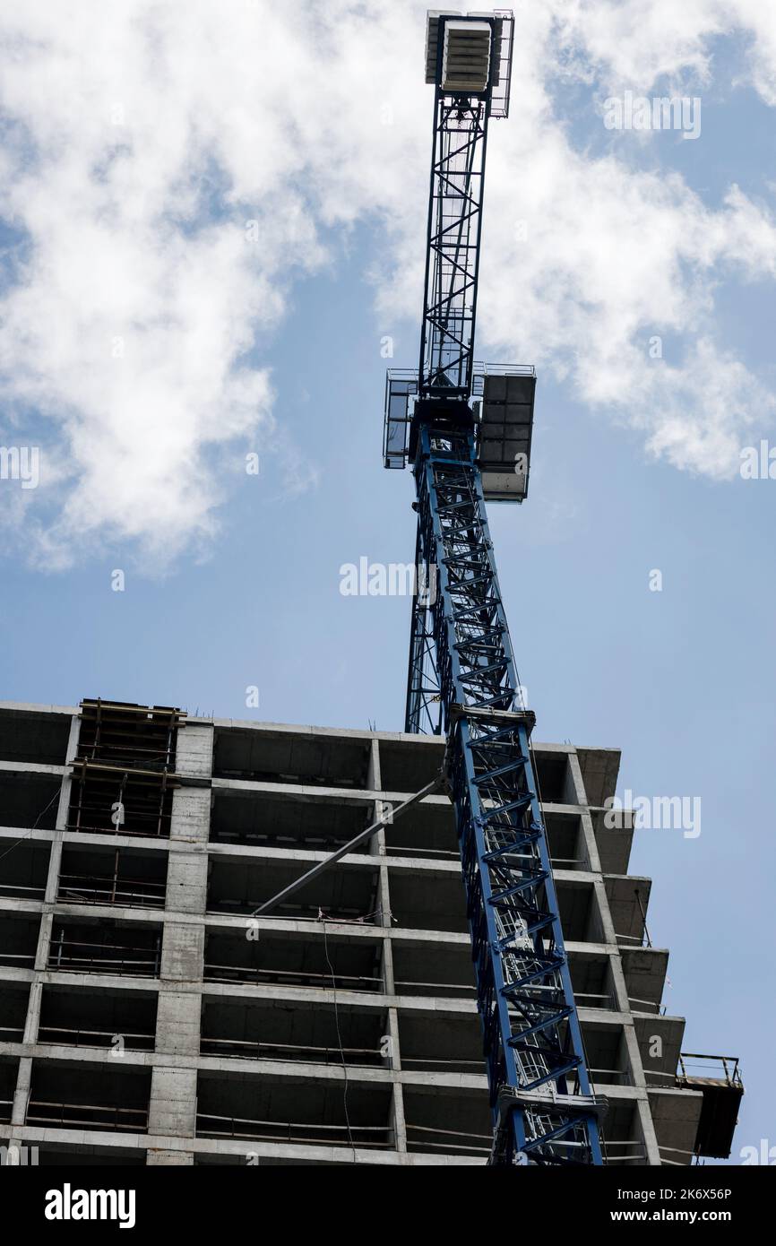 Blie Turmdrehkran für hohe Gebäude im Bau Stockfoto