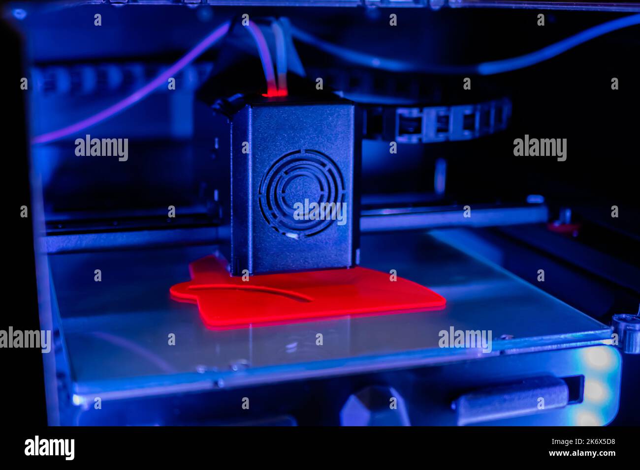 Automatische dreidimensionale 3D Drucker Maschine drucken roten Kunststoff-Modell Stockfoto