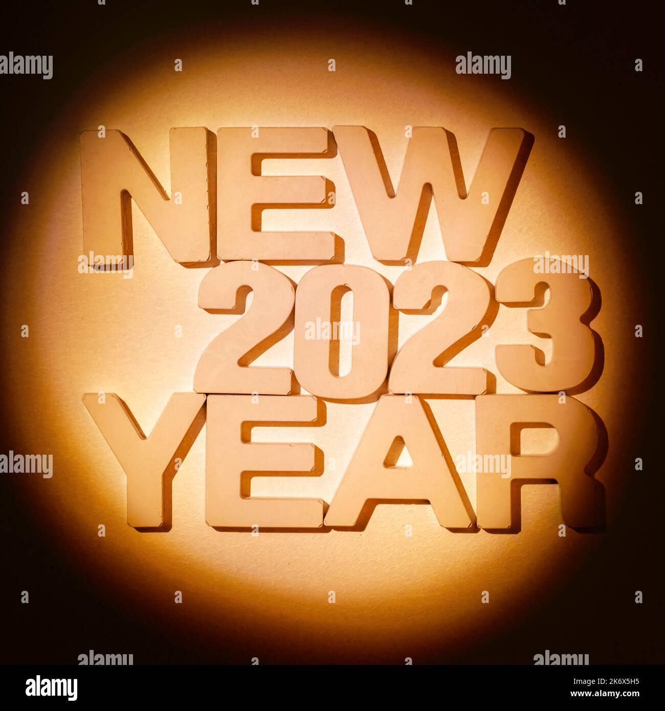 Neues Jahr 2023 - Text in hellem Spotlicht Stockfoto