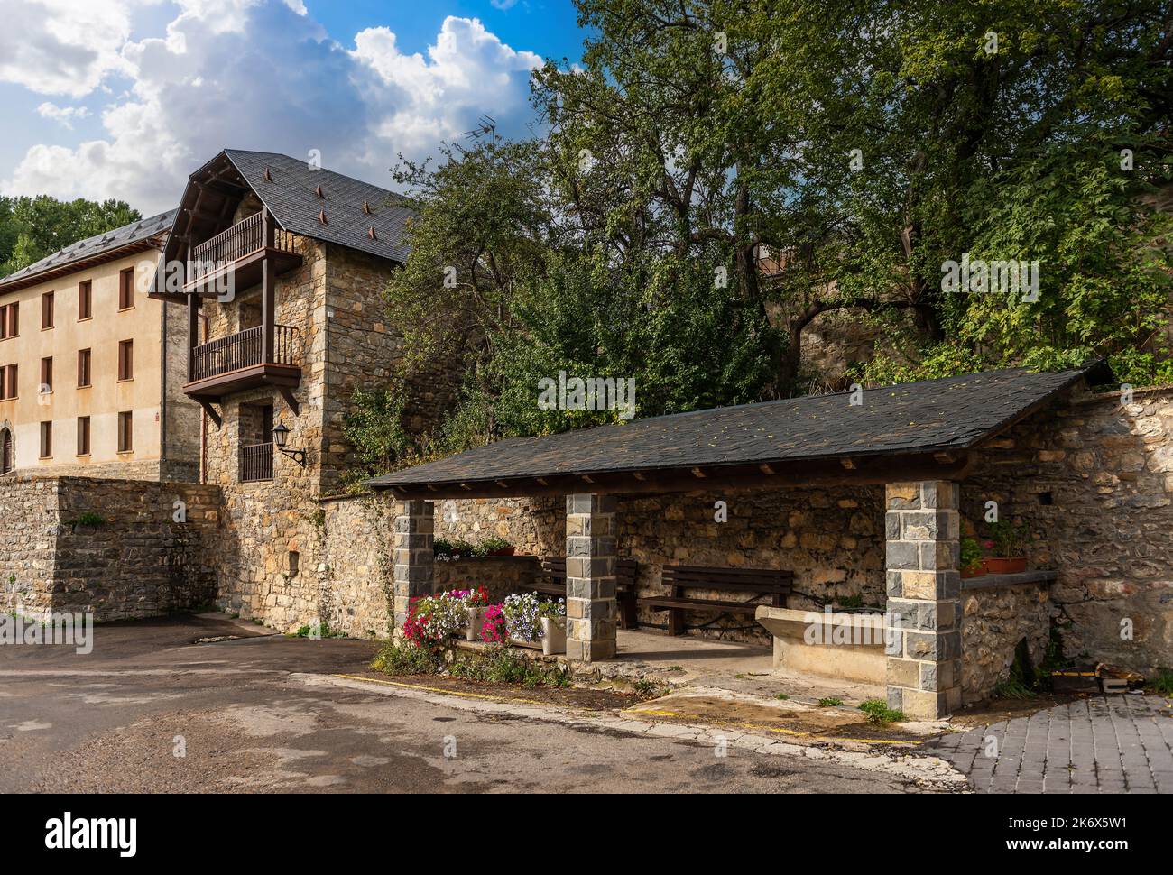 Altes kleines Waschhaus im Dorf Piedravita de Jaca, im Tena-Tal, Spanien Stockfoto