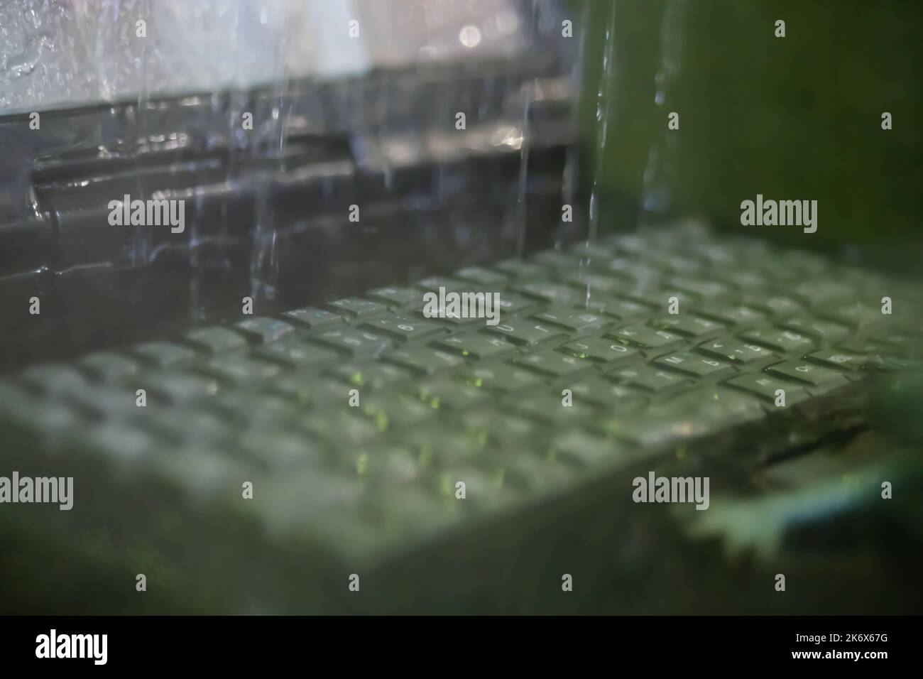 Tastatur des robusten Laptop-Computers während des Wasserwiderstandstests - Nahaufnahme Stockfoto