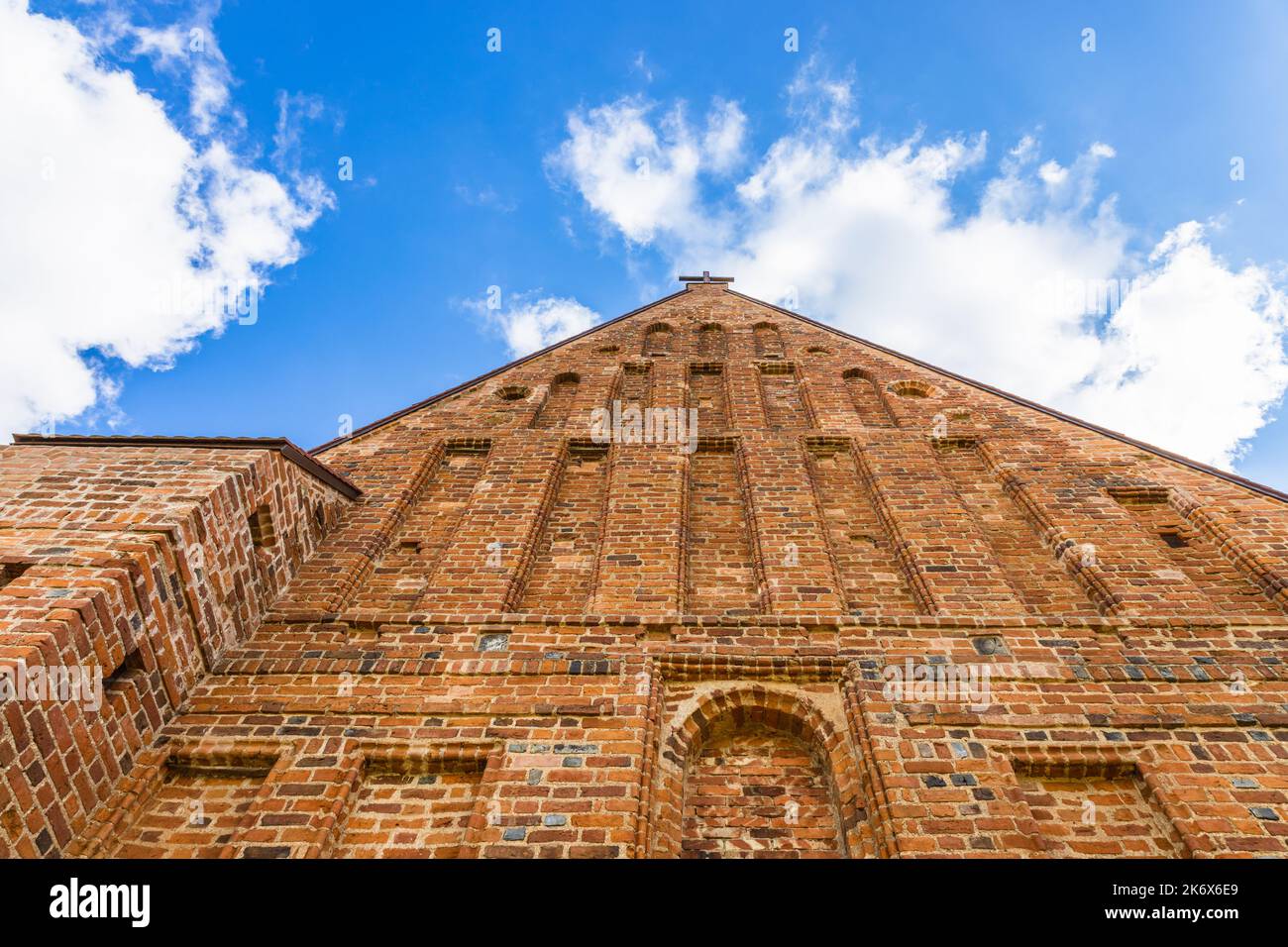 Fassade der authentischen gotischen Zapyskis Kirche St. Johannes der Täufer, Litauen Stockfoto