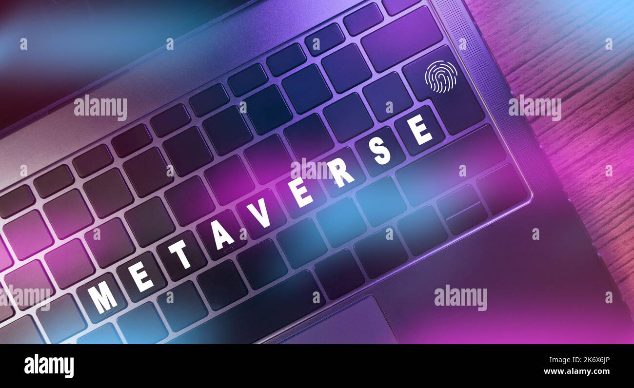 Futuristische Laptop-Tastatur mit Metaverse Wort auf Tasten. metaverse. Technologie und digitales Marketing. Digital Link Tech. Big Data. Stockfoto