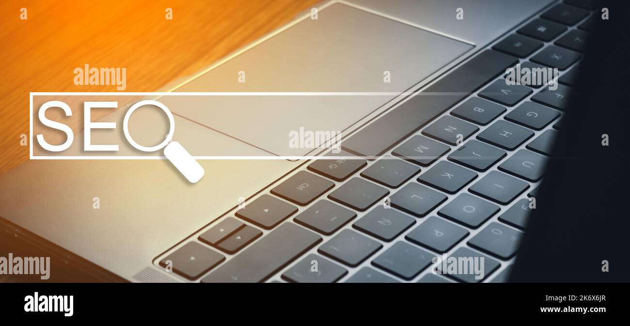 Bannerfoto des Laptops mit VR-Konzept von SEO. Konzept zur Suchmaschinenoptimierung. Ranking von Traffic auf der Website. Technologie für digitales Marketing. Stockfoto