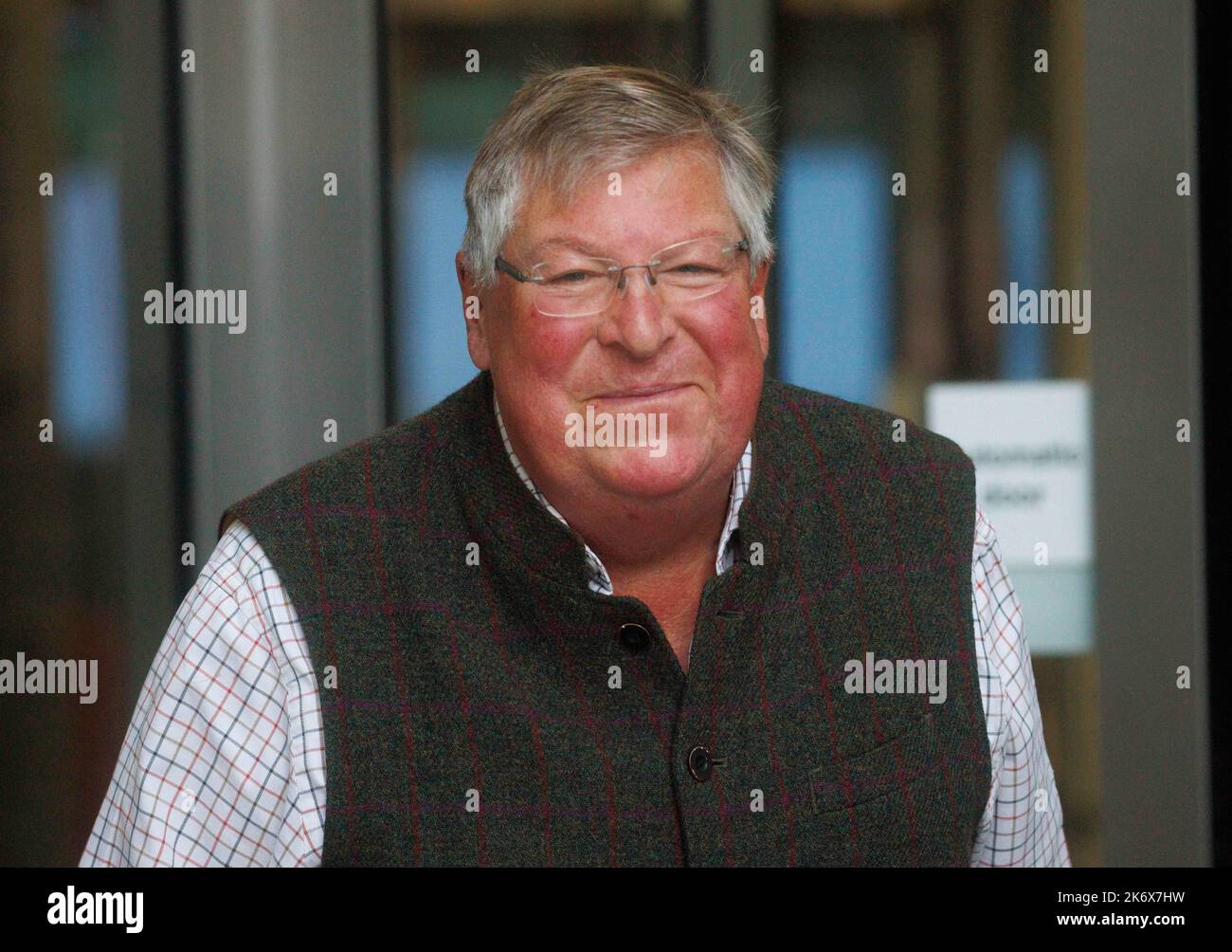 London, Großbritannien. 16. Oktober 2022. Edward Stourton, Journalist und Sender, bei den BBC-Studios. Kredit: Karl Black/Alamy Live Nachrichten Stockfoto