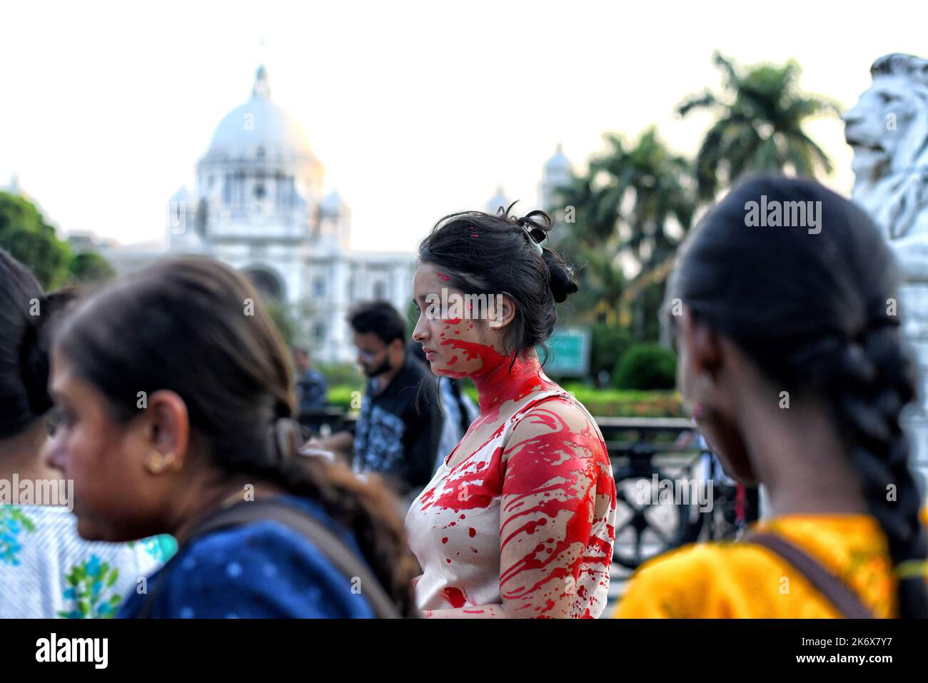 Kalkutta, Indien. 15. Oktober 2022. Eine Aktivistin mit ihrem rot gefärbten Körper, die während der Demonstration gesehen wurde. Vor dem Welternährungstag wurde ein symbolischer Protest organisiert, um zu vermitteln, dass die Tiere, die Menschen konsumieren, sich nicht von Menschen unterscheiden. Nach Angaben der Demonstranten wird eine pflanzenbasierte Ernährung die Umwelt schützen, indem sie die CO2-Emissionen in großem Maßstab reduziert. Kredit: SOPA Images Limited/Alamy Live Nachrichten Stockfoto