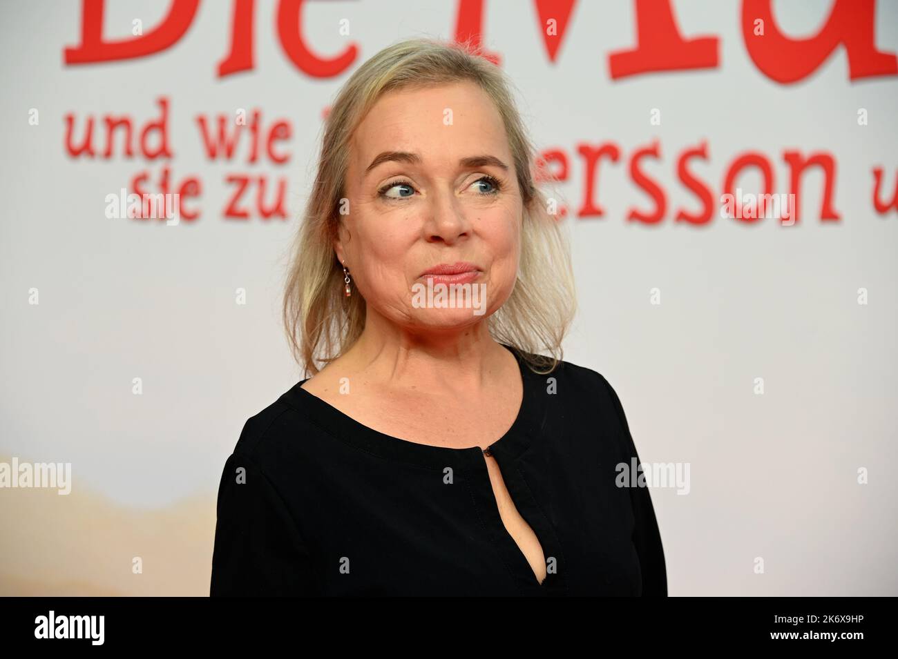 Köln, Deutschland. 15. Oktober 2022. Schauspielerin Christine Urspruch kommt zur Premiere des Kinderanimationsfilms „der Mucklas. Und wie sie zu Pettersson und Findus beim Kölner Cinedom kamen. Quelle: Horst Galuschka/dpa/Alamy Live News Stockfoto