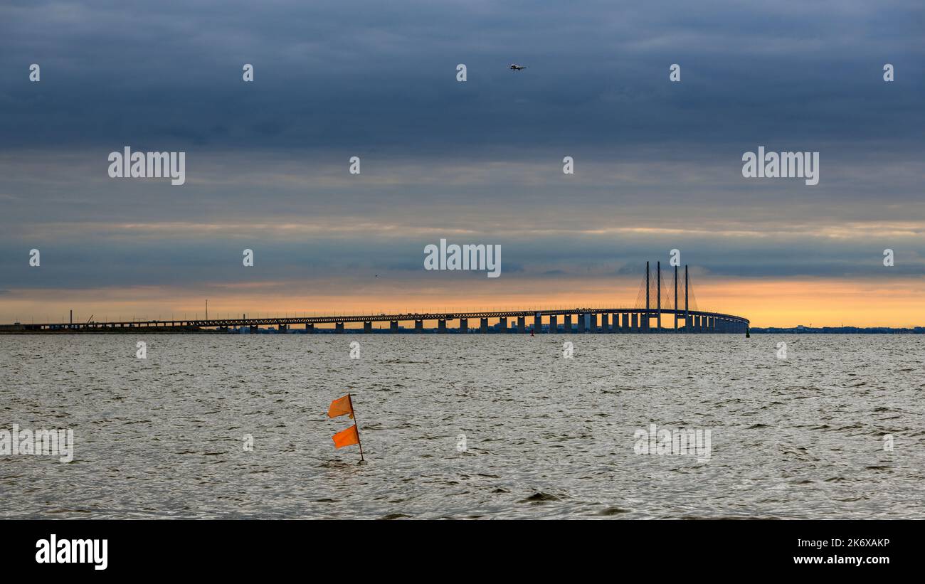 Die Öresund-Brücke (7845 Meter lang) von Dragör (Sjelland, Dänemark) aus gesehen verbindet Dänemark und Schweden und ist die längste Eisenbahn- und Autobahnbrücke in E Stockfoto