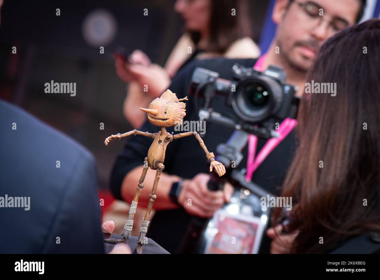 Pinocchio nimmt an der Weltpremiere von 'Guillermo Del Toro's Pinocchio' Teil, die während des BFI London Film Festival 66. in der Royal Festival Hall stattfand. (Foto von Loredana Sangiuliano / SOPA Images/Sipa USA) Stockfoto