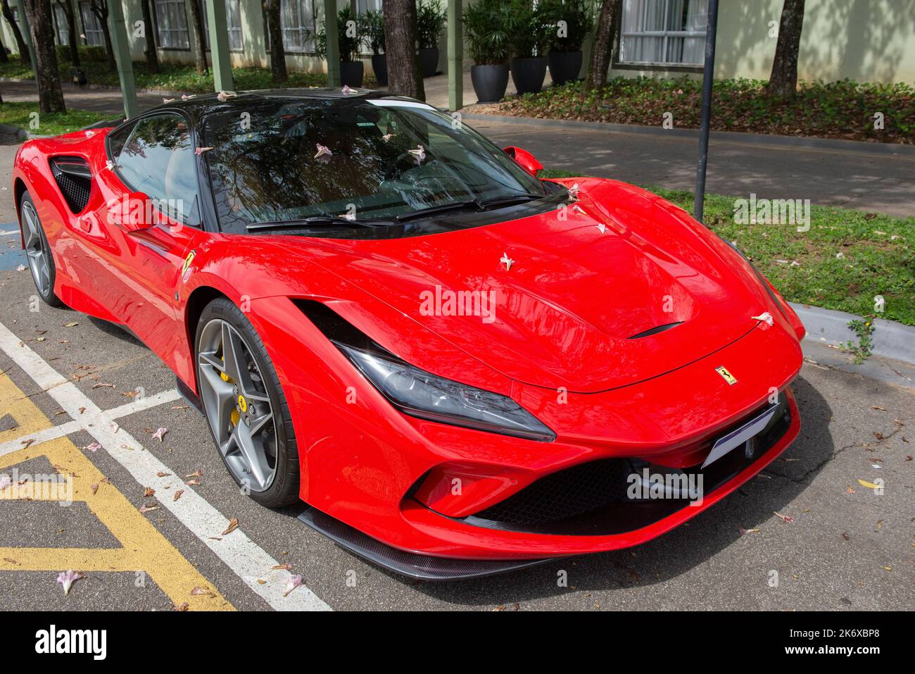 Atibaia - Brasilien, 7. Oktober 2022: Vorderansicht des roten Ferrari F8 Tributo geparkt. Mittelmotor-Sportwagen mit Heckantrieb. Ferrari ist ein italienischer Luxus Stockfoto