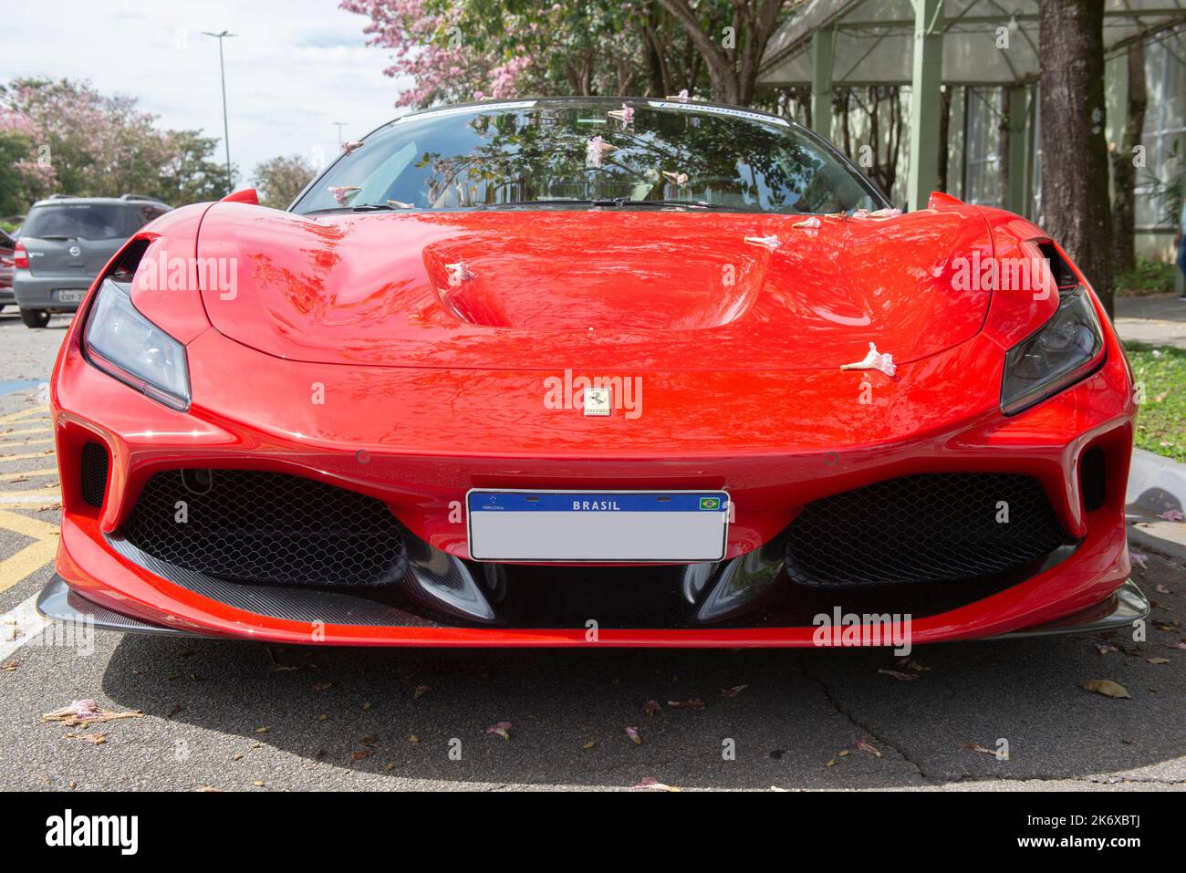 Atibaia - Brasilien, 7. Oktober 2022: Niedrige Vorderansicht des roten Ferrari F8 Tributo geparkt. Mittelmotor-Sportwagen mit Heckantrieb. Ferrari ist ein italienischer Luxus-SP Stockfoto